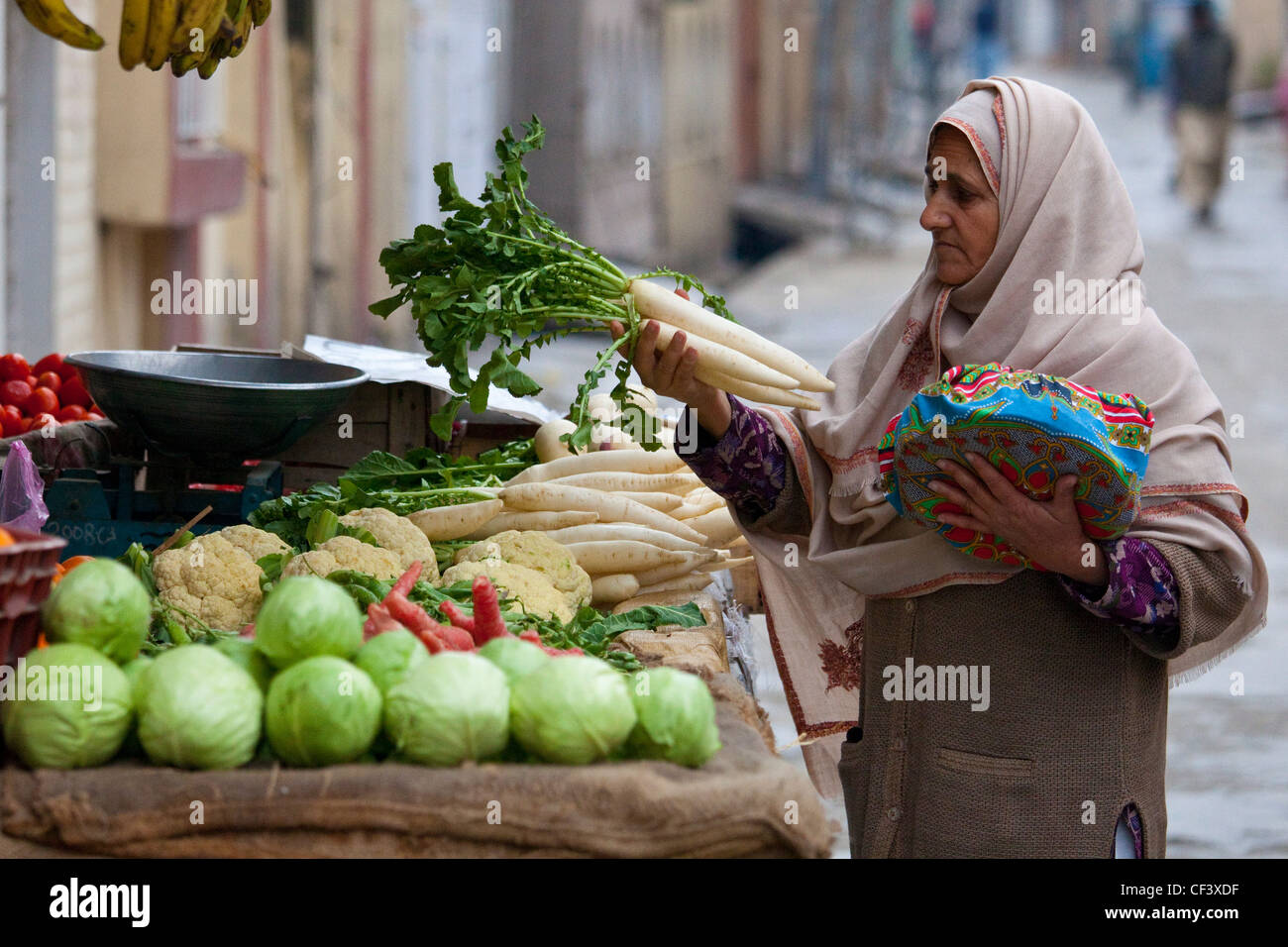 Woman buying vegetables in Islamabad, Pakistan Banque D'Images