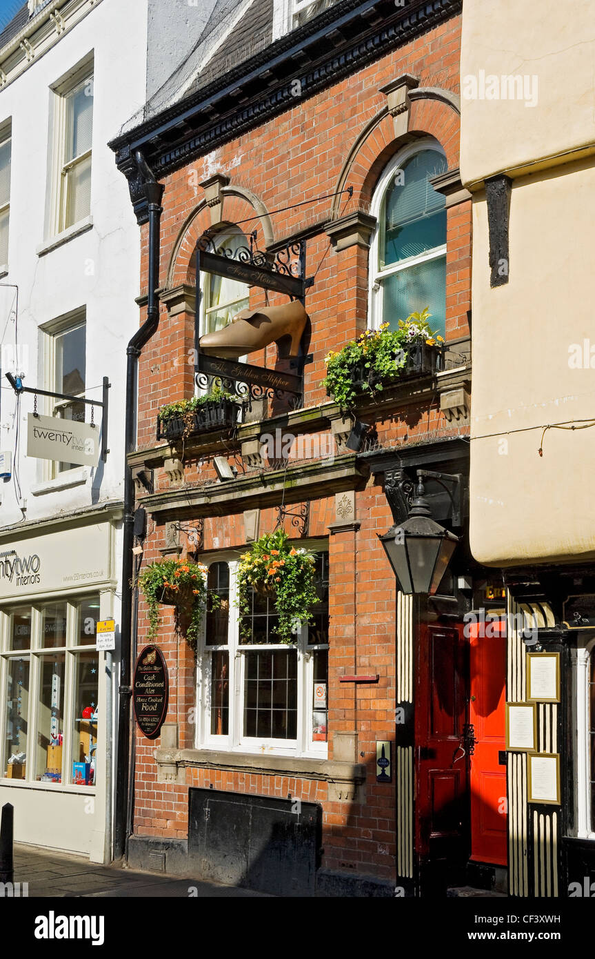 Le Golden Slipper (gratuitement) dans maison Goodramgate, un pub traditionnel au coeur de la ville de New York. Banque D'Images