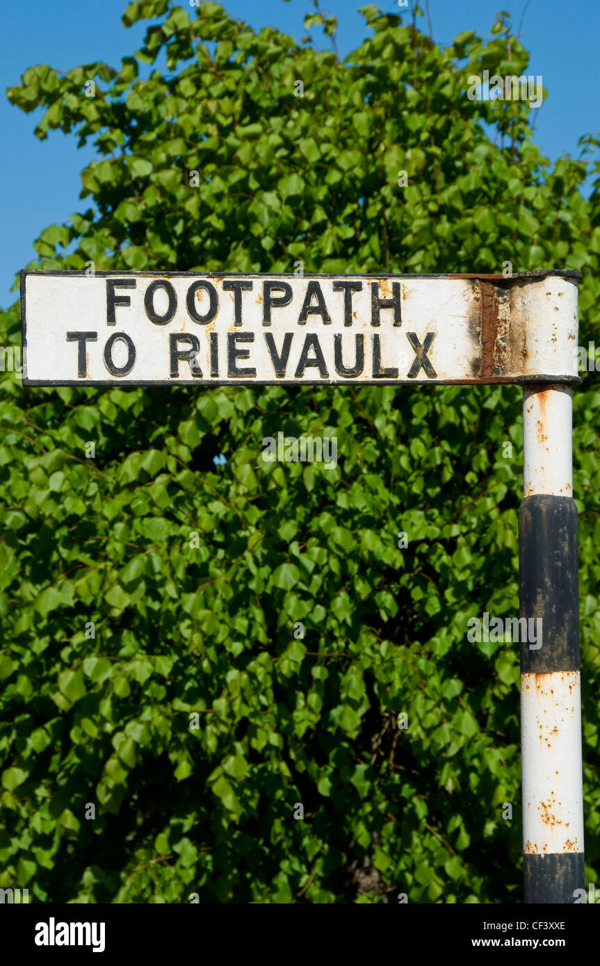 Sentier de Rievaulx signe à Helmsley. Rievaulx est un petit village situé dans l'ancienne cour intérieure de l'abbaye de Rievaulx. Banque D'Images