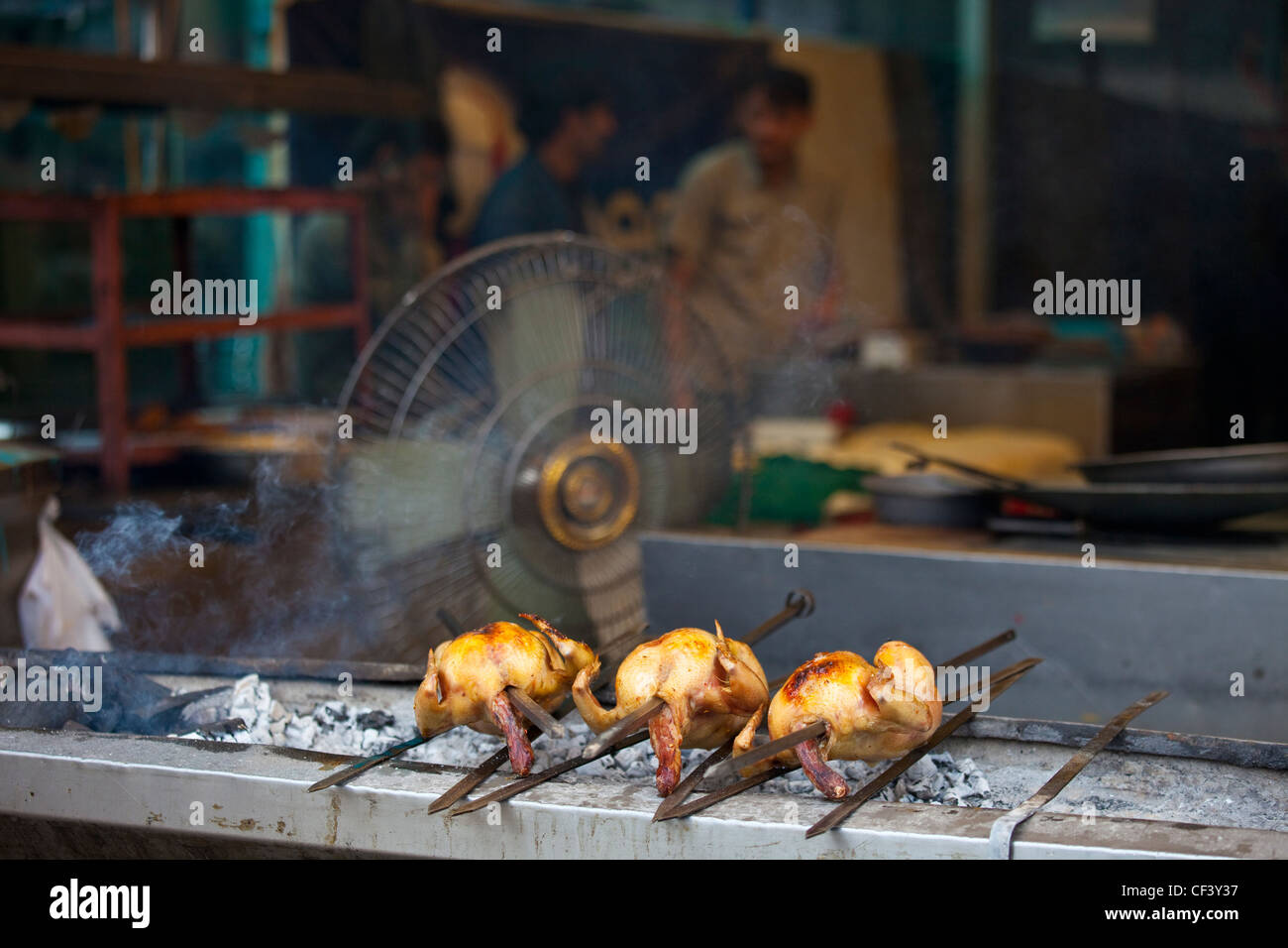 Poulet sur le BBQ dans un restaurant à Islamabad, Pakistan Banque D'Images
