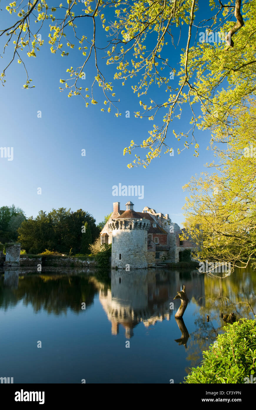 Une vue sur les douves vers Scotney Castle Banque D'Images