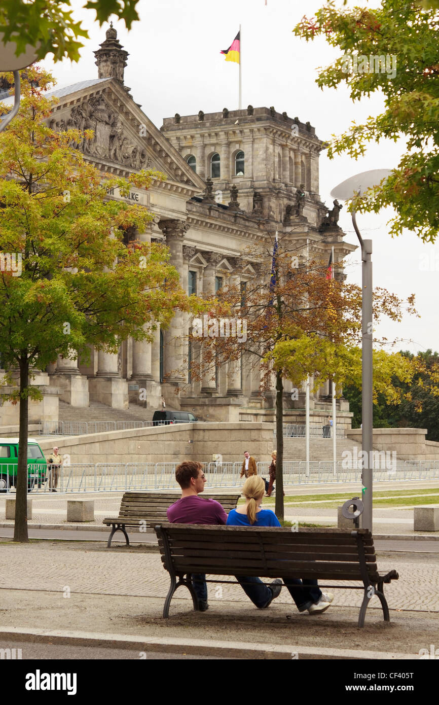 Les touristes se détendre par le Reichstag allemand à Berlin, Allemagne. Banque D'Images