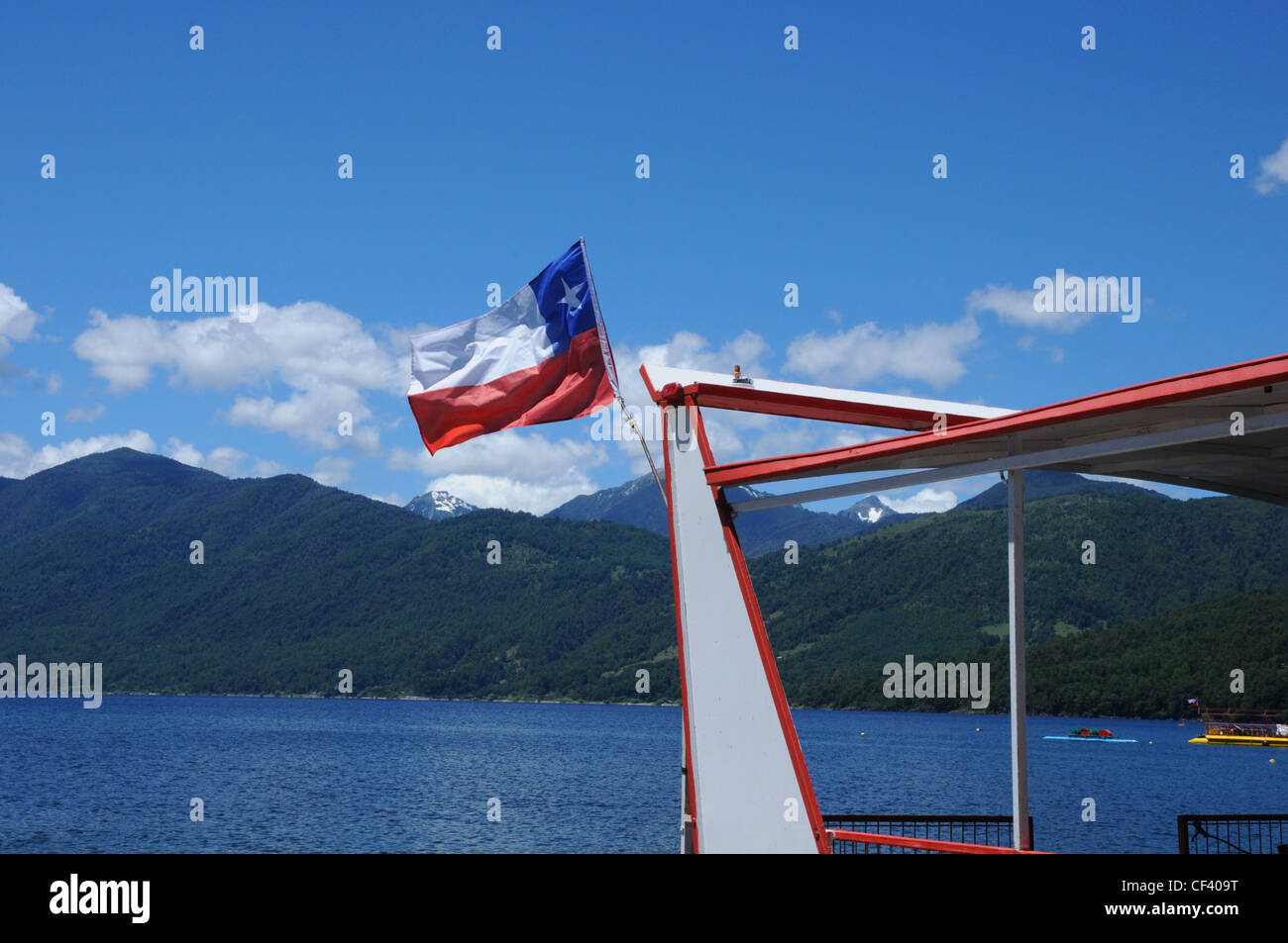 Drapeau chilien des bateaux de plaisance, le lac Villarrica, Araucania, au Chili. Banque D'Images