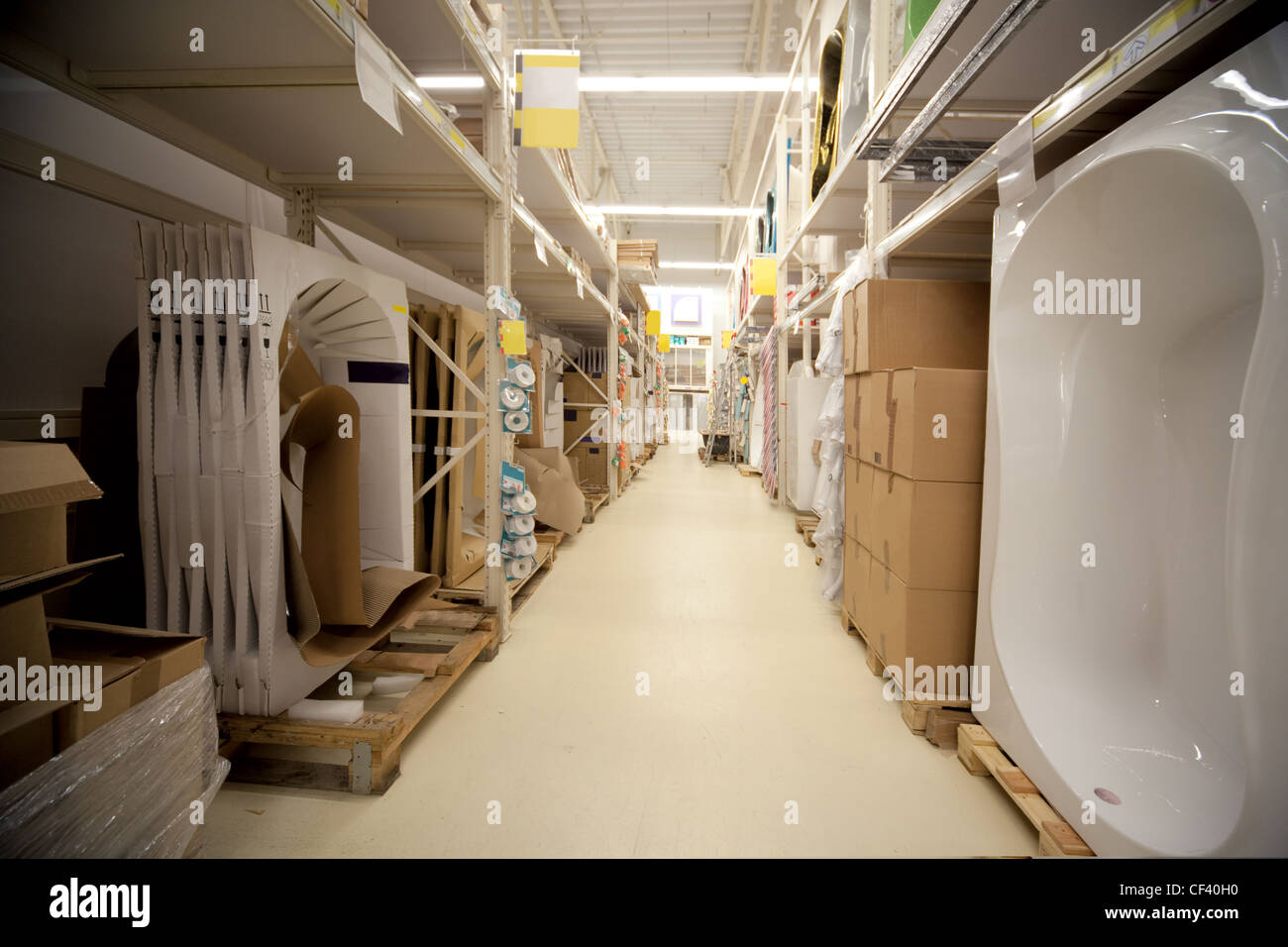 Les techniciens sanitaires entrepôt en racks in supermarket Banque D'Images