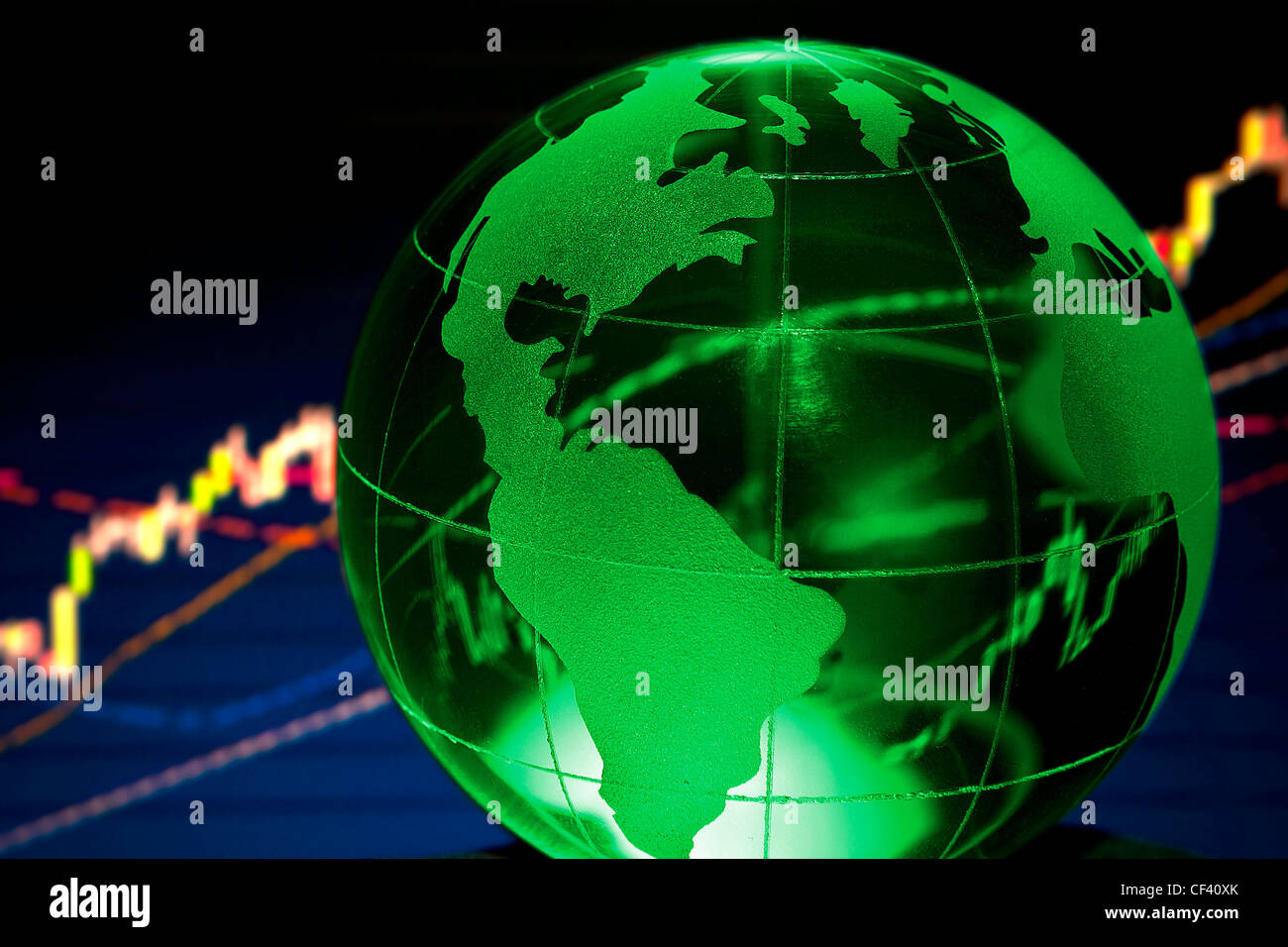 Globe de verre sur des données de stock sur l'écran de l'ordinateur Banque D'Images