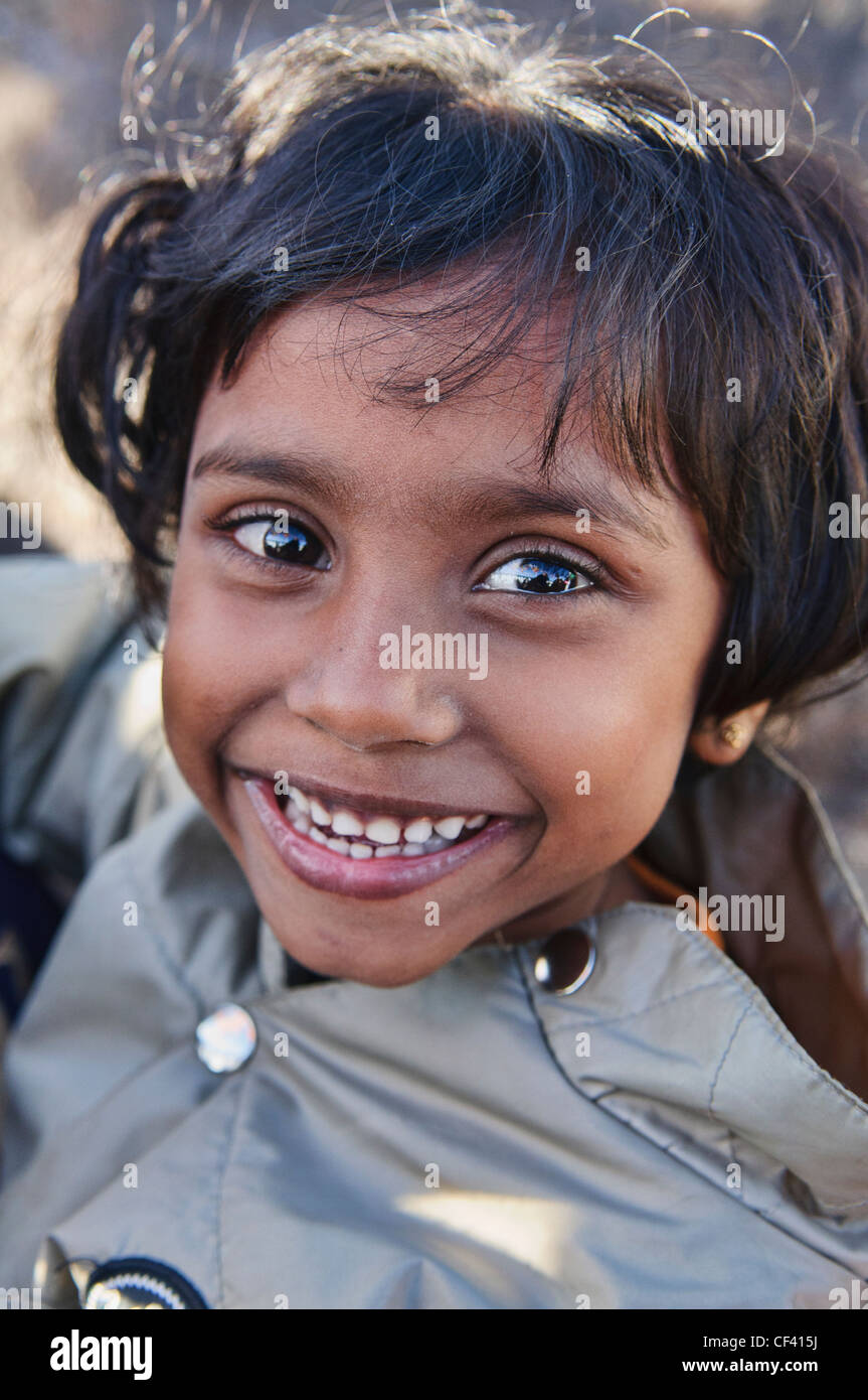 Portrait of a smiling young girl sur le pic d'Adam (Sri Pada) au Sri Lanka Banque D'Images