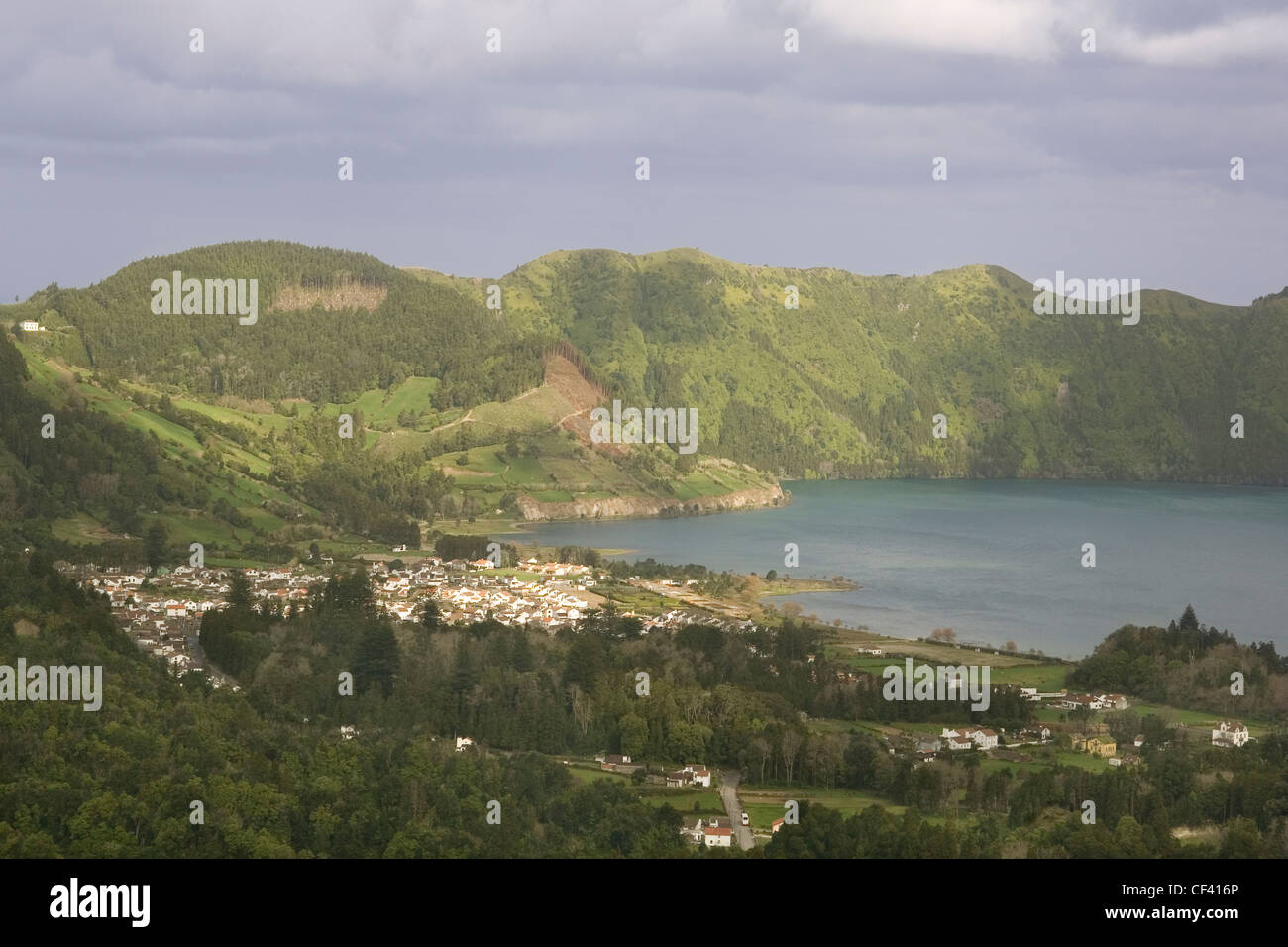 Portugal Açores São Miguel, Sete Cidades caldera & Lagoa Azul Banque D'Images