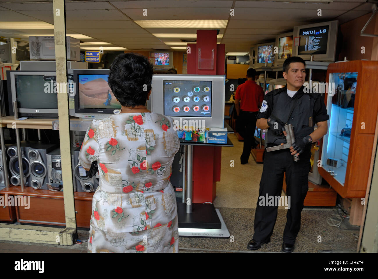 Garde armée à l'entrée du magasin électronique, Guayaquil, Équateur Banque D'Images