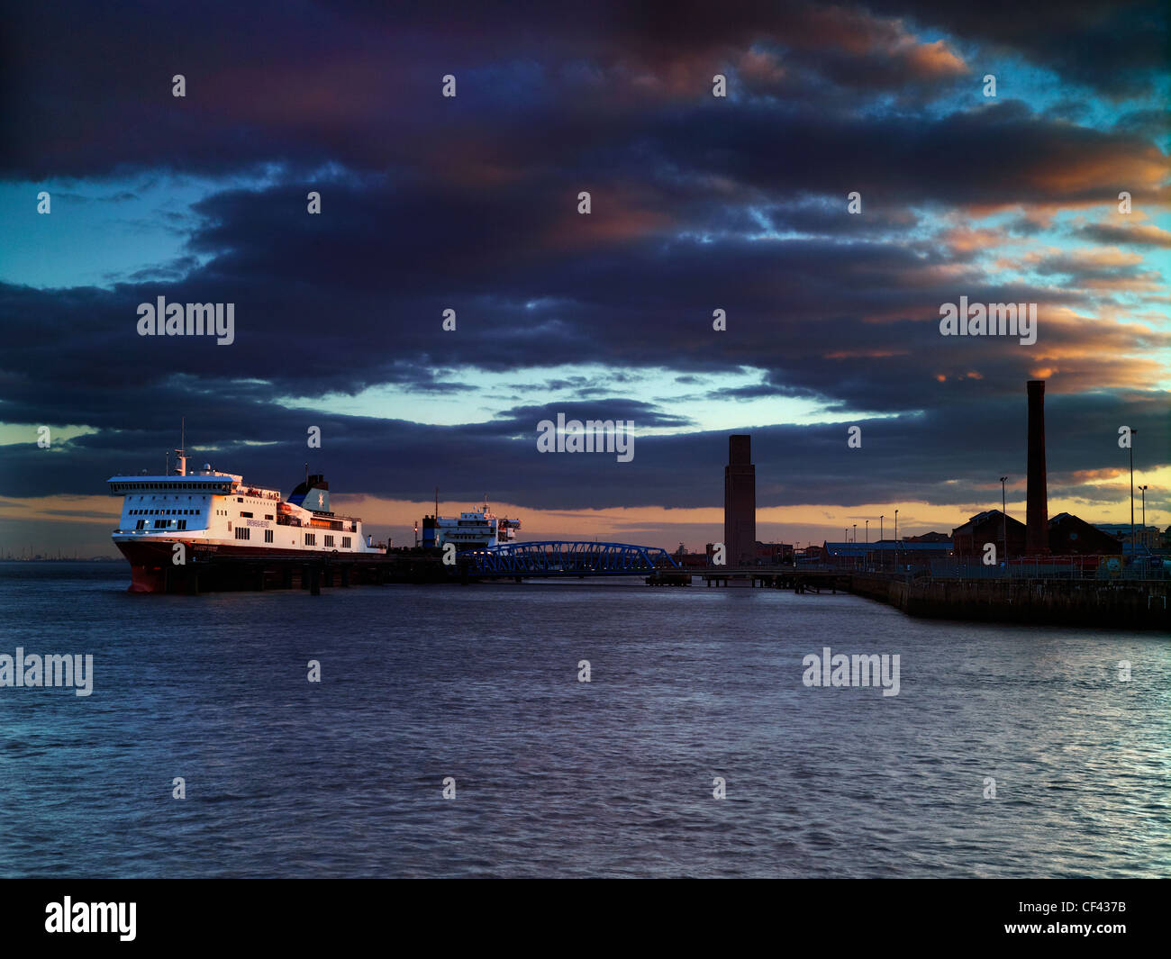 Le crépuscule descend sur les douze quais terminal de ferry sur la rivière Mersey à Birkenhead. Banque D'Images
