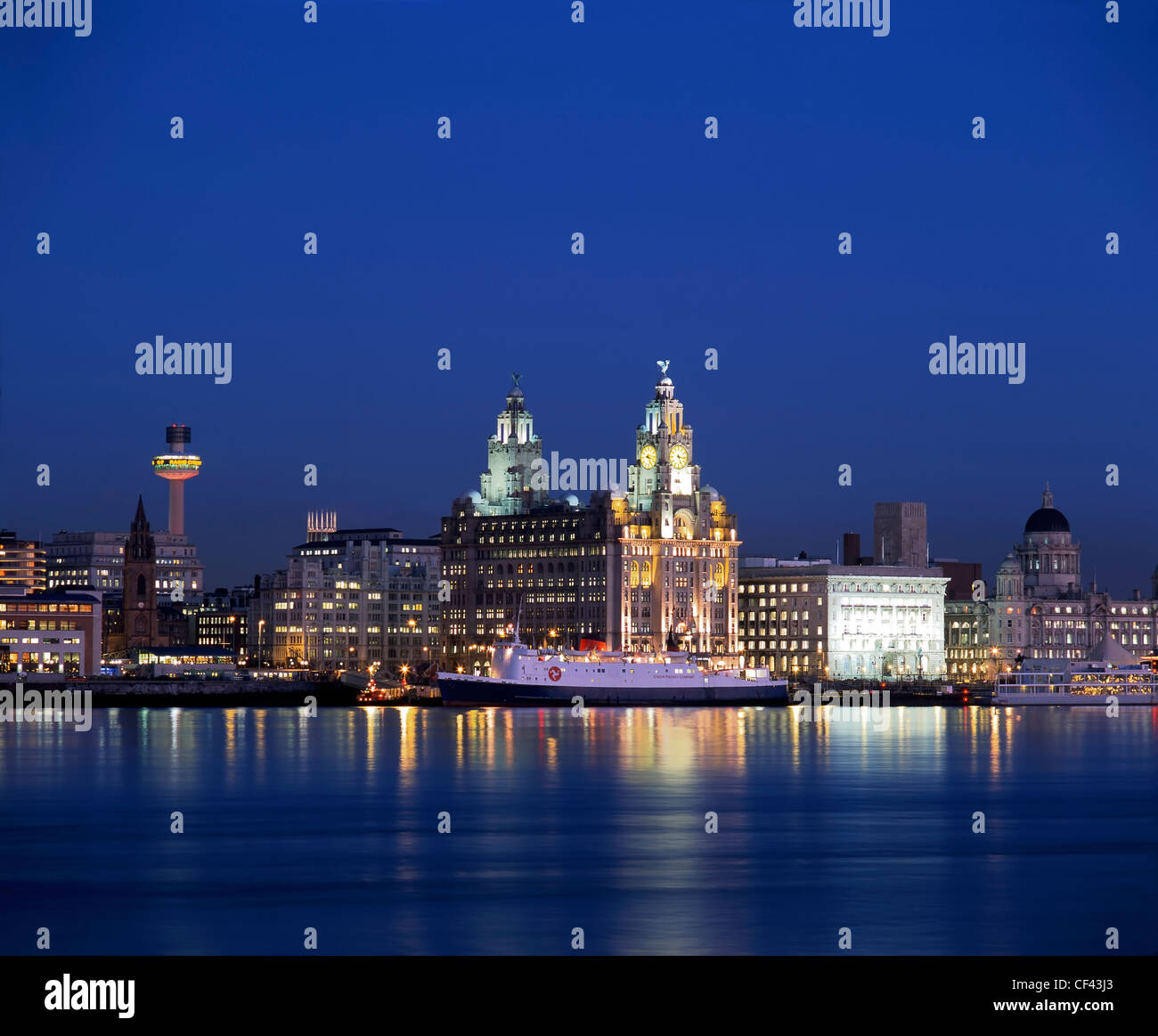 Vue sur la rivière Mersey du célèbre front de mer de Liverpool dans la nuit. Banque D'Images