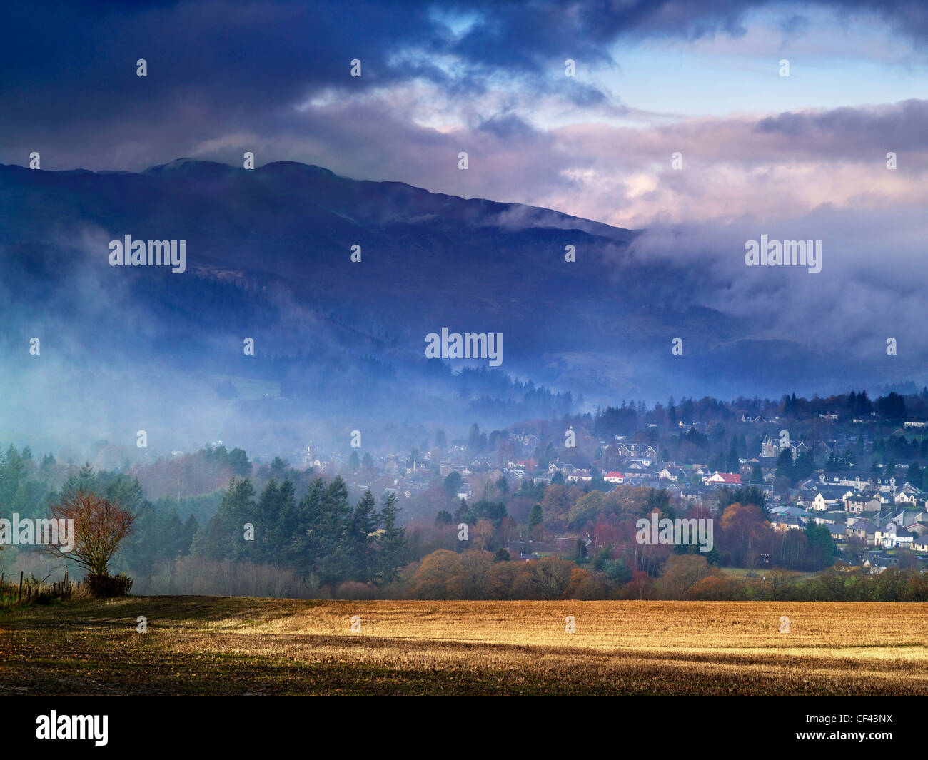 Un misty sur la ville de Pitlochry. Banque D'Images