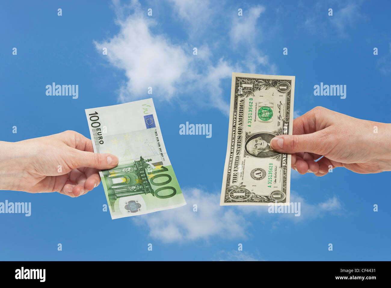 L'un 1 Dollar américain bill est tenue à la main. De l'autre côté une