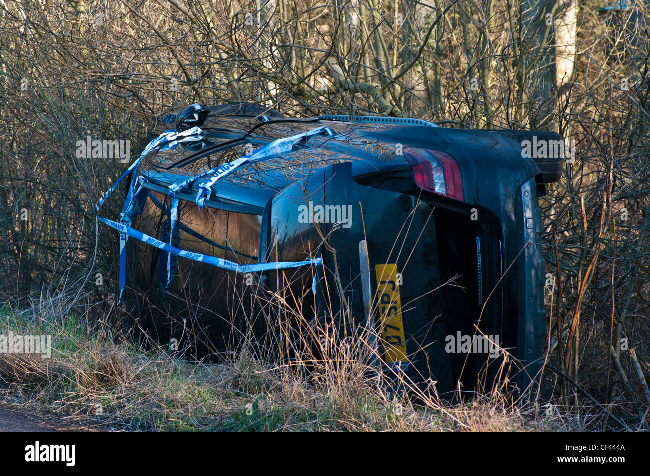 Voiture renversée dans un fossé après accident de la route et d'accident automobile Banque D'Images