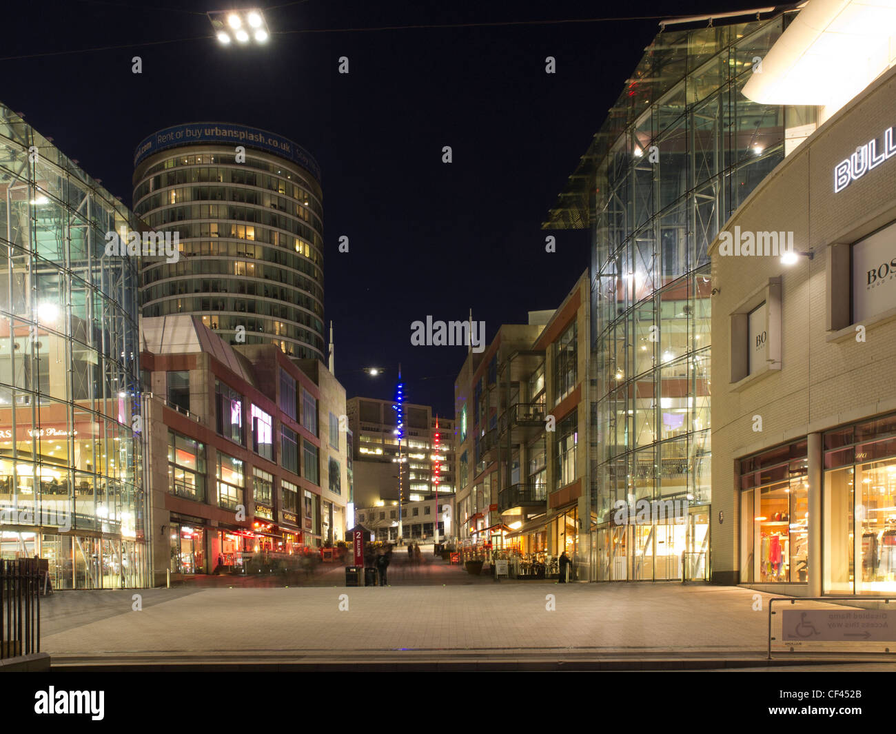 Birmingham, Centre-ville de nuit avec des lumières dans les magasins sous windows. Banque D'Images