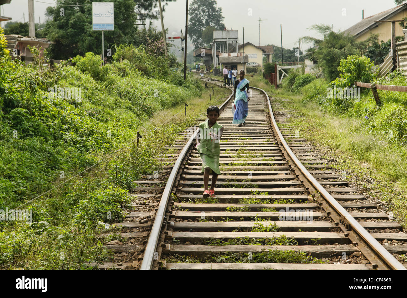 Marcher le long de la voie ferrée à Haputale, dans la montagne de Sri Lanka Banque D'Images