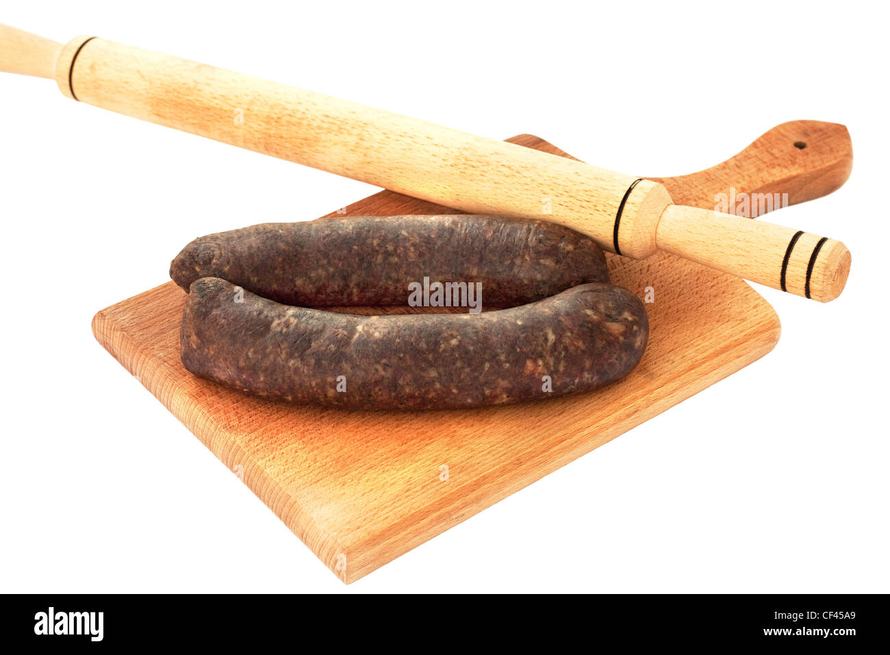 Saucisses faites maison,prêt à être roulé avec roulement-pin sur planche en bois isolé sur blanc Banque D'Images