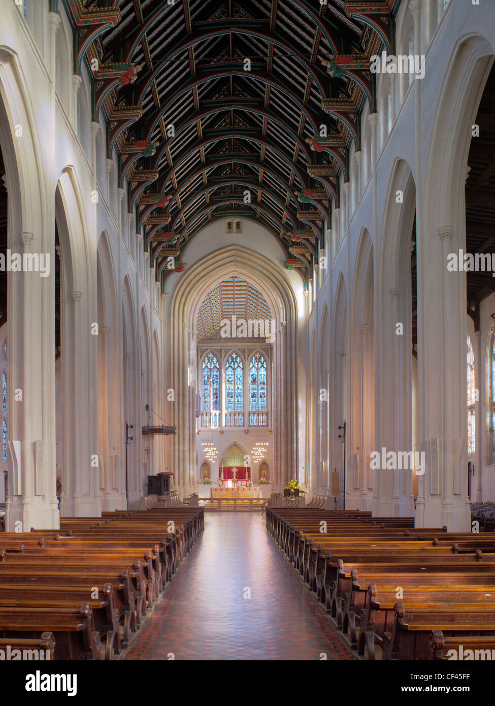 Cathédrale St Edmundsbury nef en regardant vers l'autel. La mort d'Edmund, Roi de l'Est Les Angles, aux mains des Danois Banque D'Images