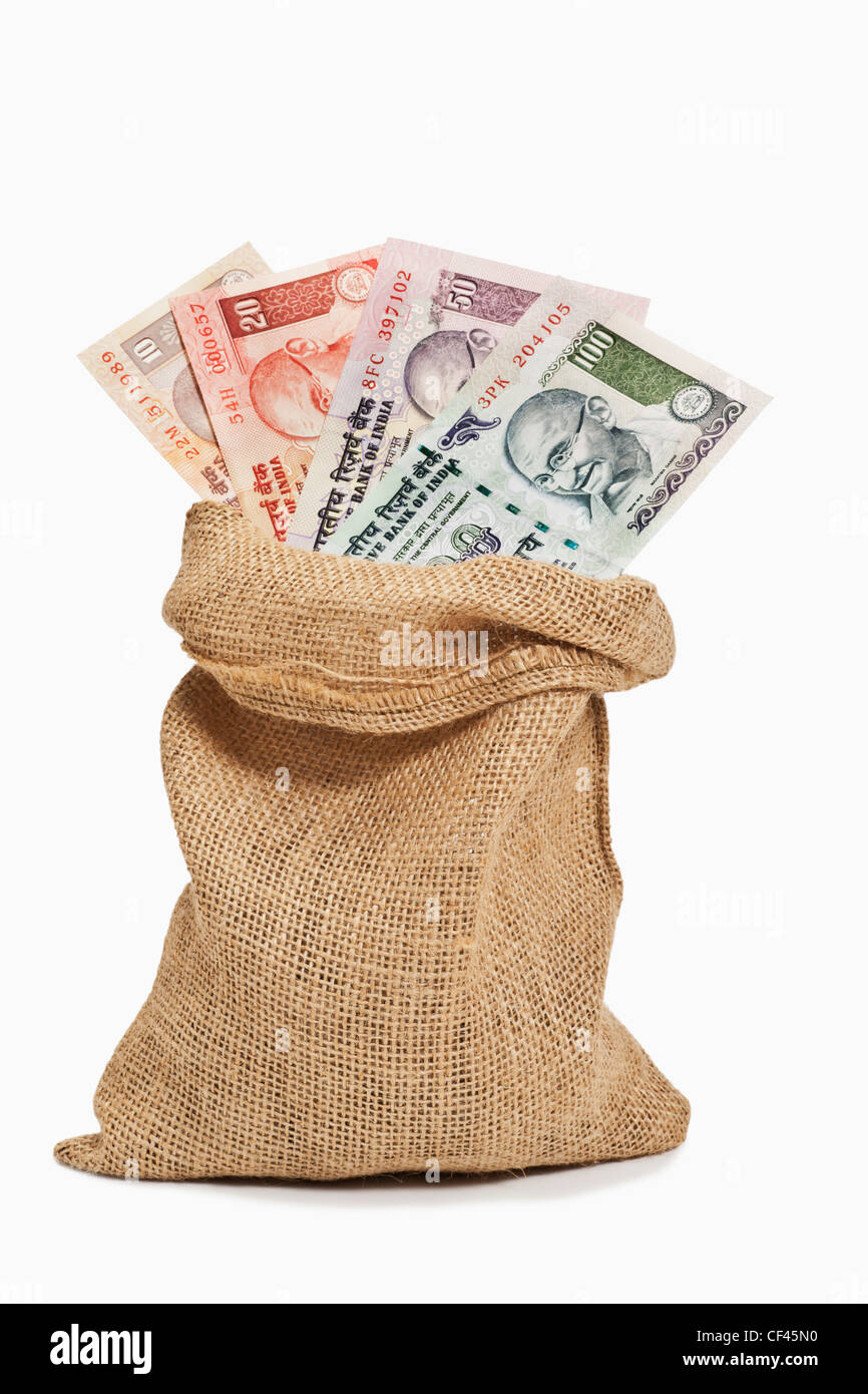 De nombreuses Indian Rupee factures avec le portrait de Mahatma Gandhi sont dans un sac de jute. Banque D'Images