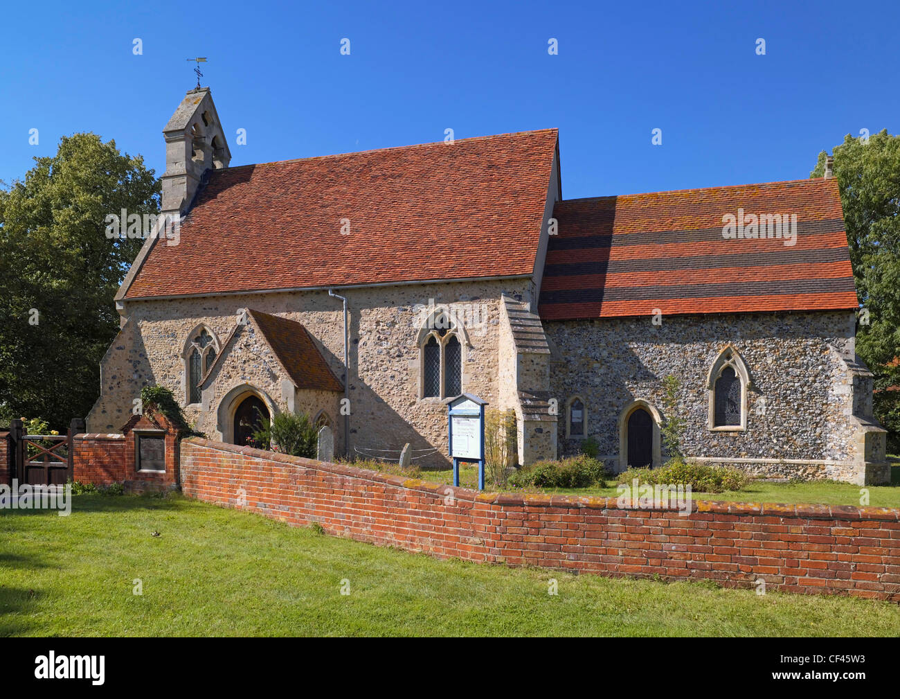 St James Church dans Dengie. Les murs sont de septaria, silex et de galets, moellons avec Roman et en brique jaune. Banque D'Images