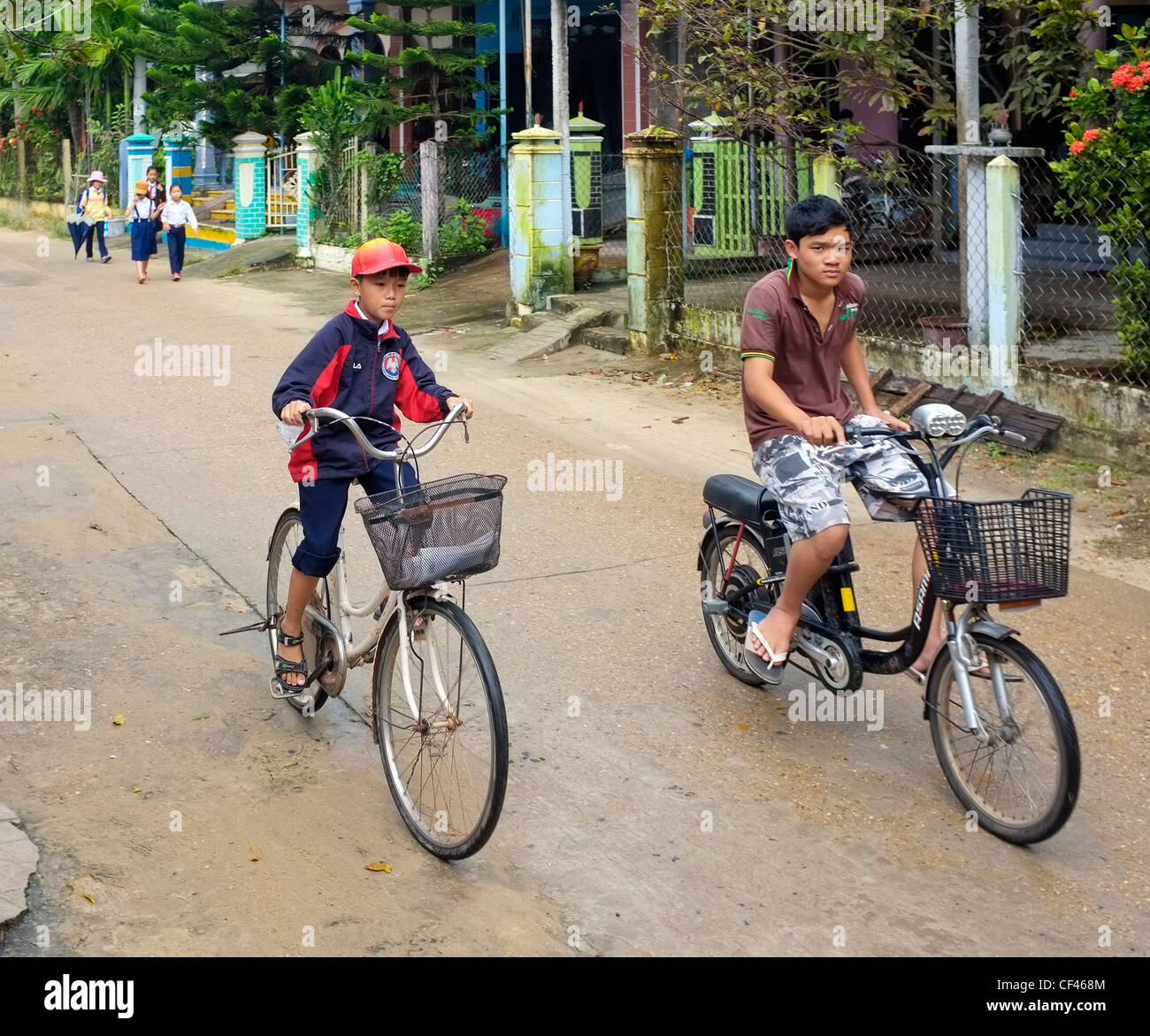 Ecoliers bicyclette à l'école, Hoi An, Vietnam, Asie du sud-est Banque D'Images