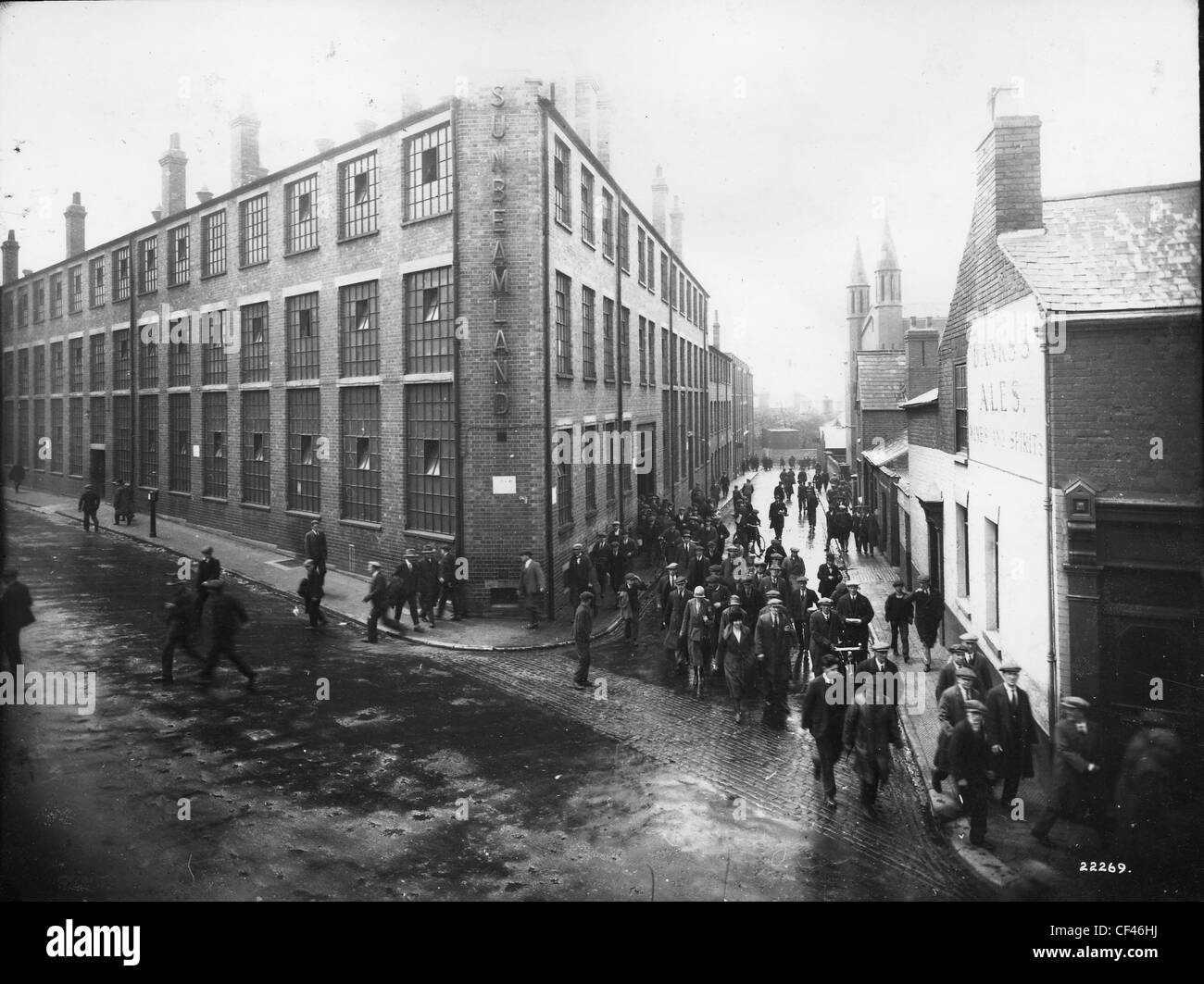 Les travailleurs quittant 'unbeamland', Paul Street, Wolverhampton , 1930. Les travailleurs quittant le bâtiment Sunbeam distinctif Banque D'Images