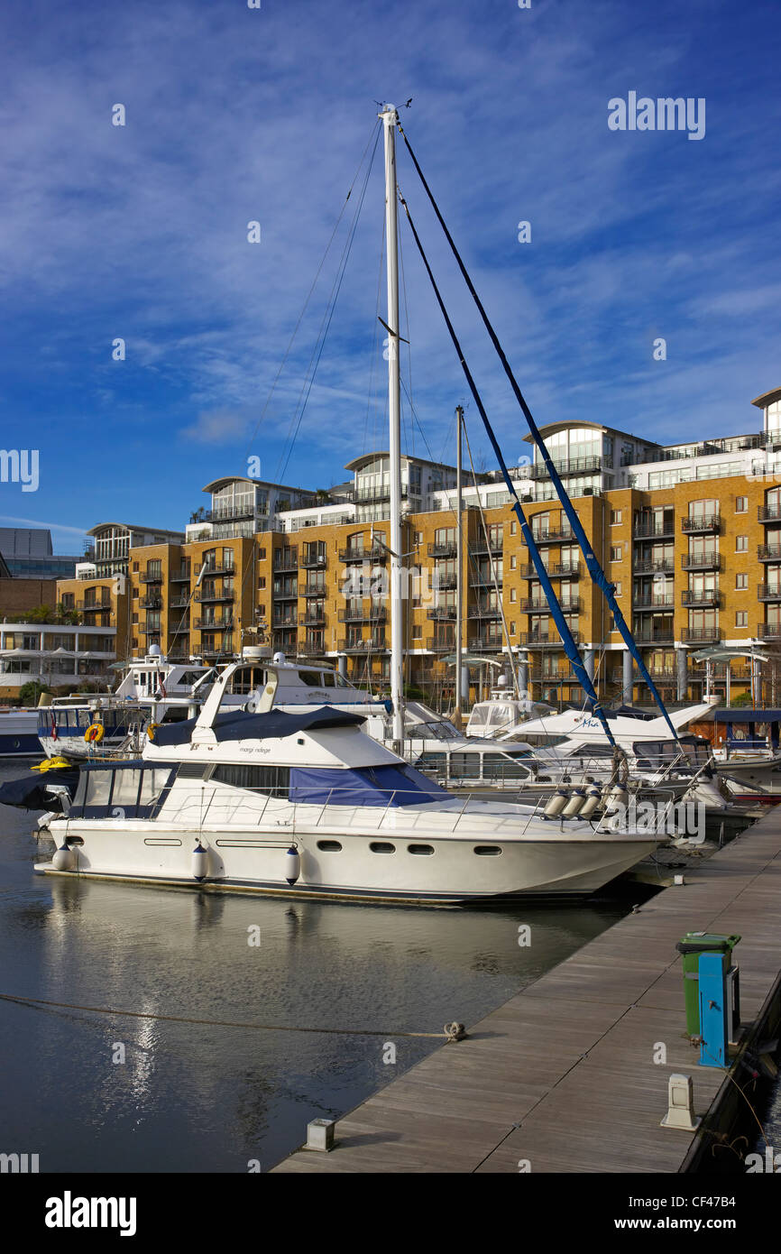 Le City Quays développement résidentiel à St Katharine Dock avec des bateaux à quai. Banque D'Images