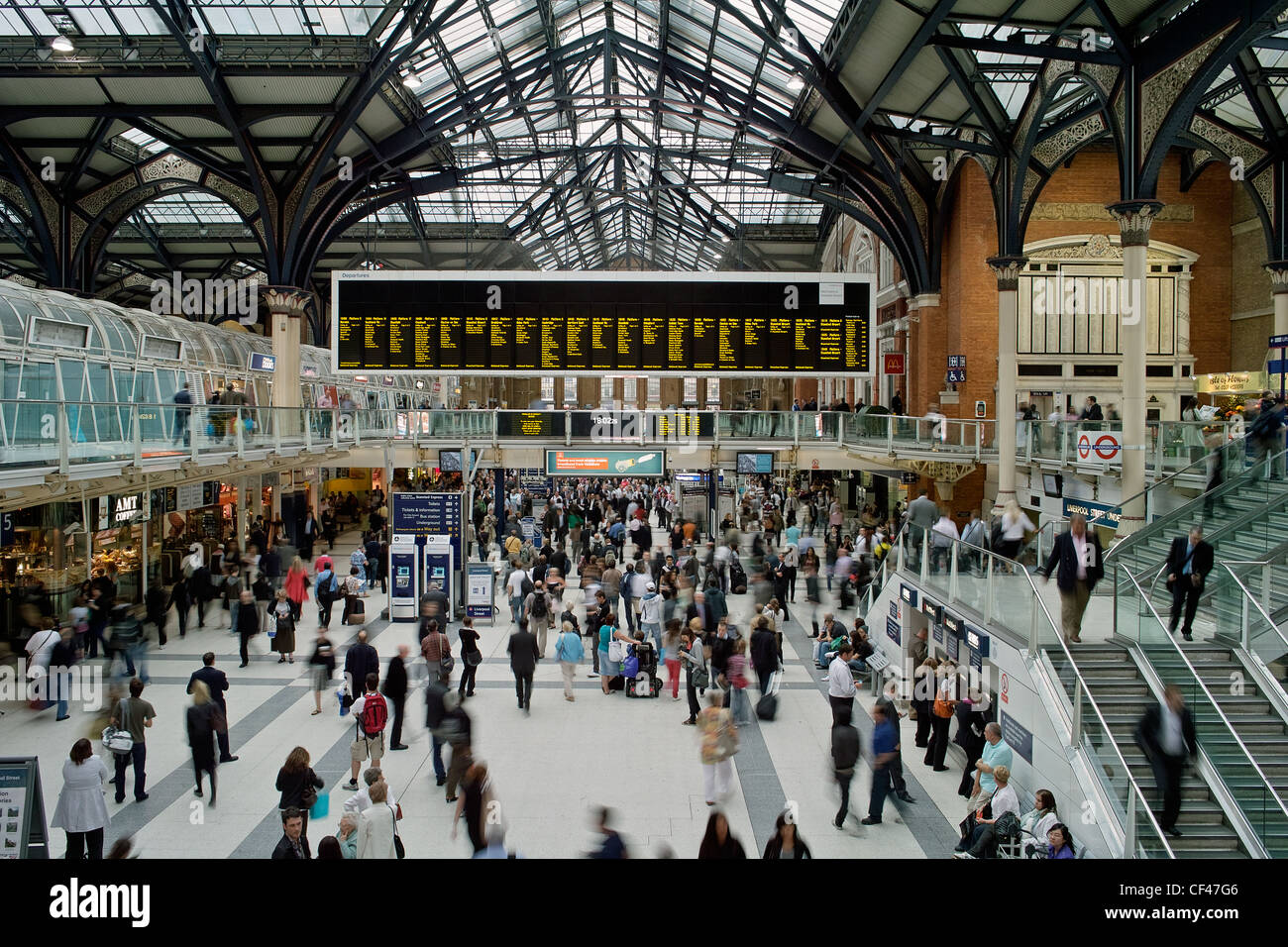 Une vue de la promenade à la gare de Liverpool Street. Banque D'Images