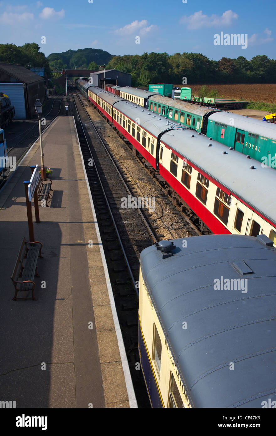 Vue de trains sur la plate-forme à la gare de Peterborough. Banque D'Images