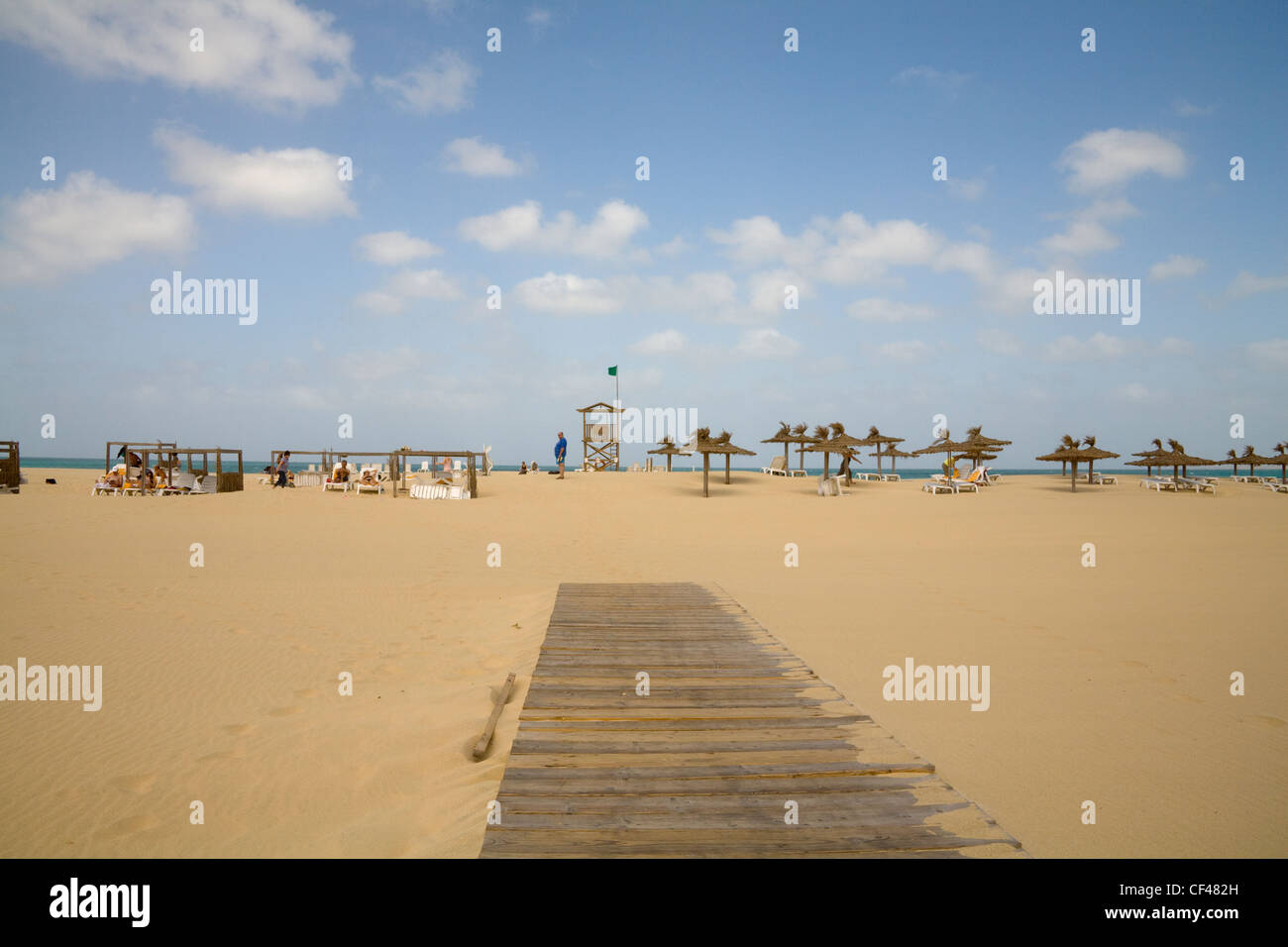 Rabil Boa Vista Cap Vert Vacances de Février décideurs de soleil sur plage d'Areja de Chaves drapeau vert - sécuritaire d'aller en mer Banque D'Images