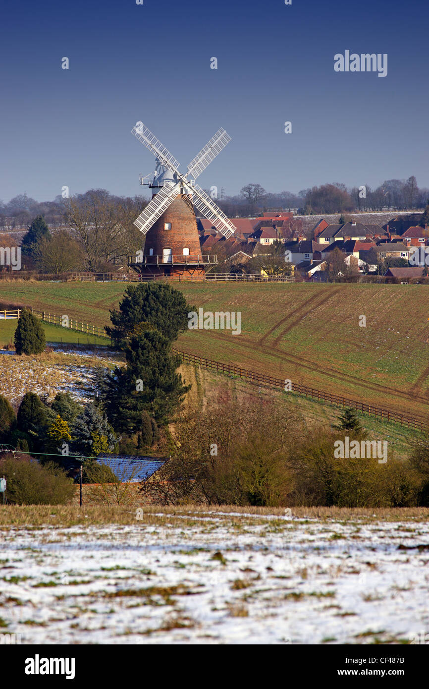 Une vue sur les champs couverts de neige de Thaxted moulin à vent. Banque D'Images