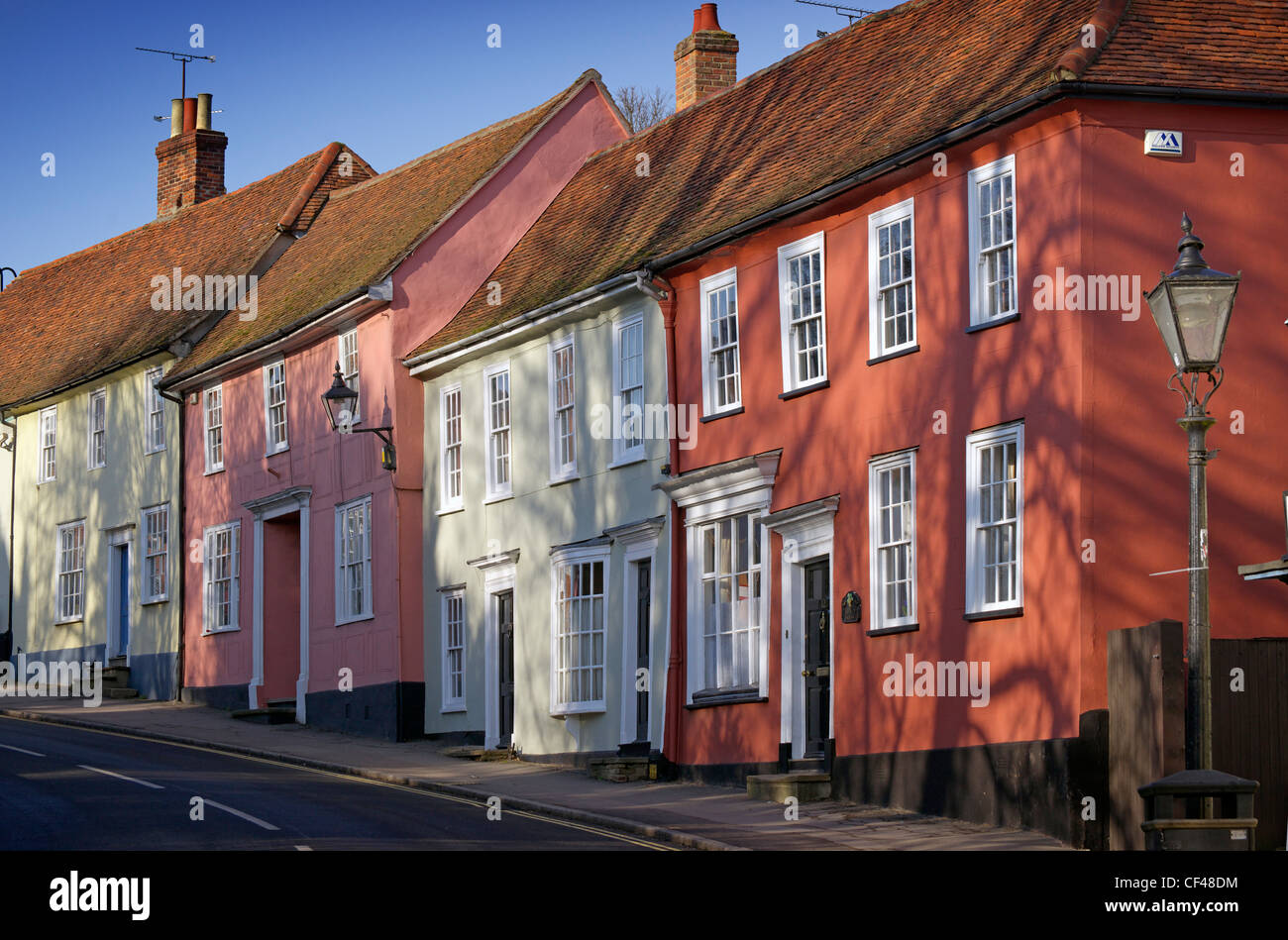 Maisons de couleurs différentes en ligne Watling Street Thaxted. Banque D'Images