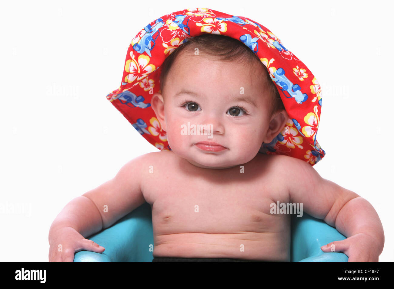 Bébé Garçon torse nu se trouve dans un anneau bleu portant un costume de  bain et Hawaiian Hat ; Troutdale Oregon United States of America Photo  Stock - Alamy