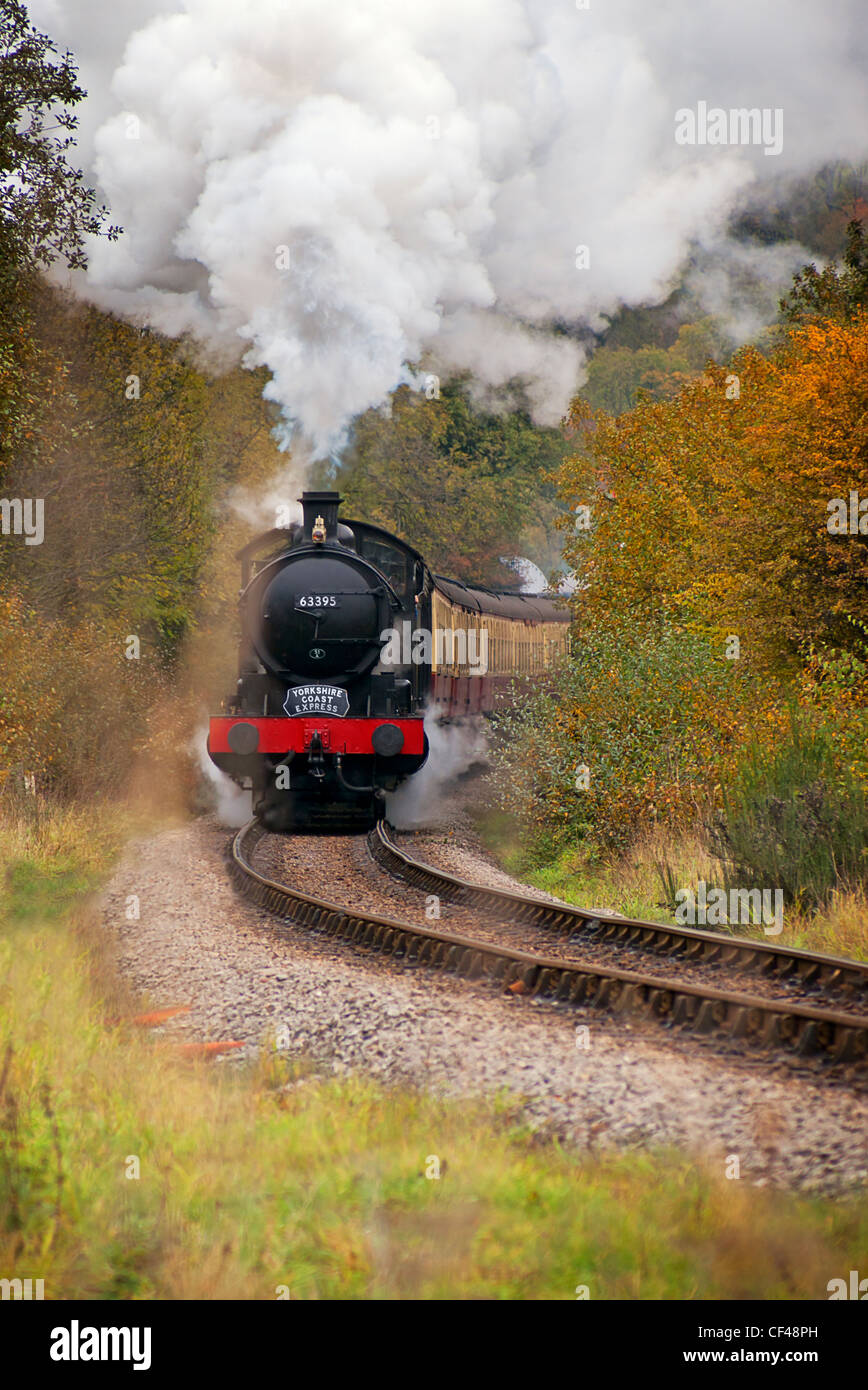 Le Yorkshire Coast Express à vapeur sur le North Yorkshire Moors Railway (NYMR) qui passent par l'Esk Valley. Banque D'Images