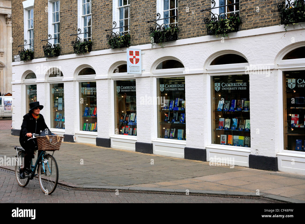 Cycliste, ville universitaire de Cambridge, Cambridgeshire, Angleterre, RU Banque D'Images