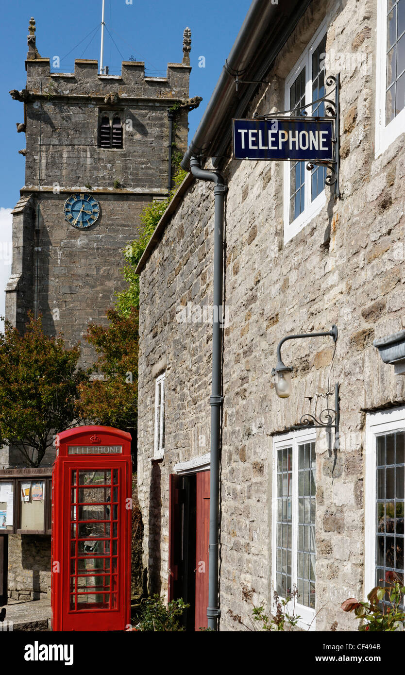 Vieux téléphone signe et fort à Corfe Castle. Banque D'Images