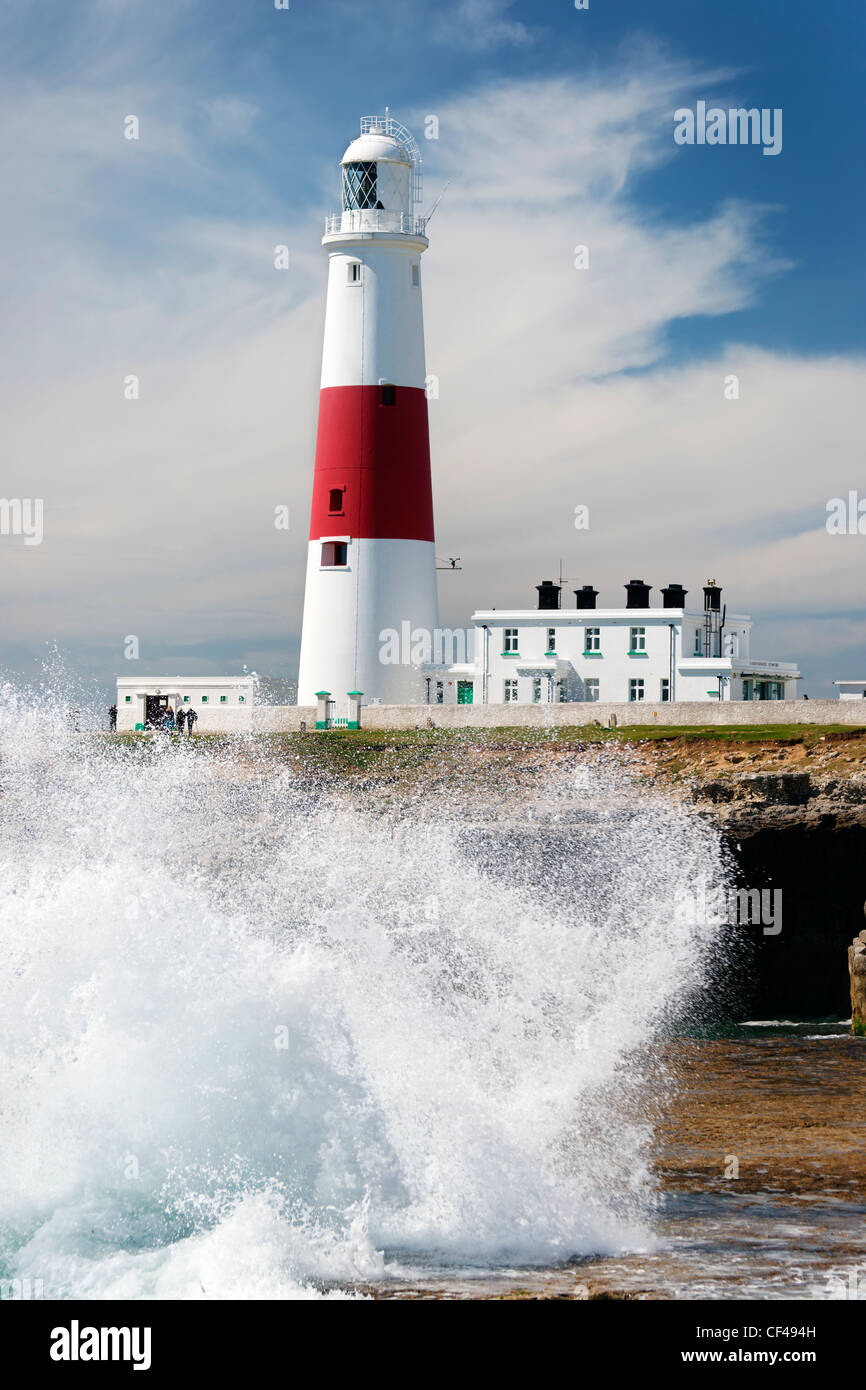 Le phare de Portland Bill, un grand affleurement de calcaire au large de la côte du Dorset. Banque D'Images