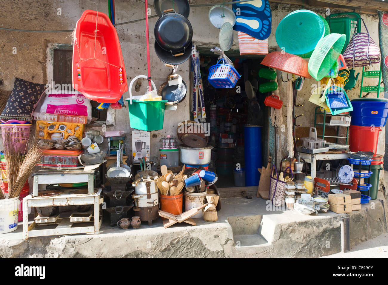 Store pour le matériel et les ustensiles en plastique à Stone Town Zanzibar Tanzanie Banque D'Images