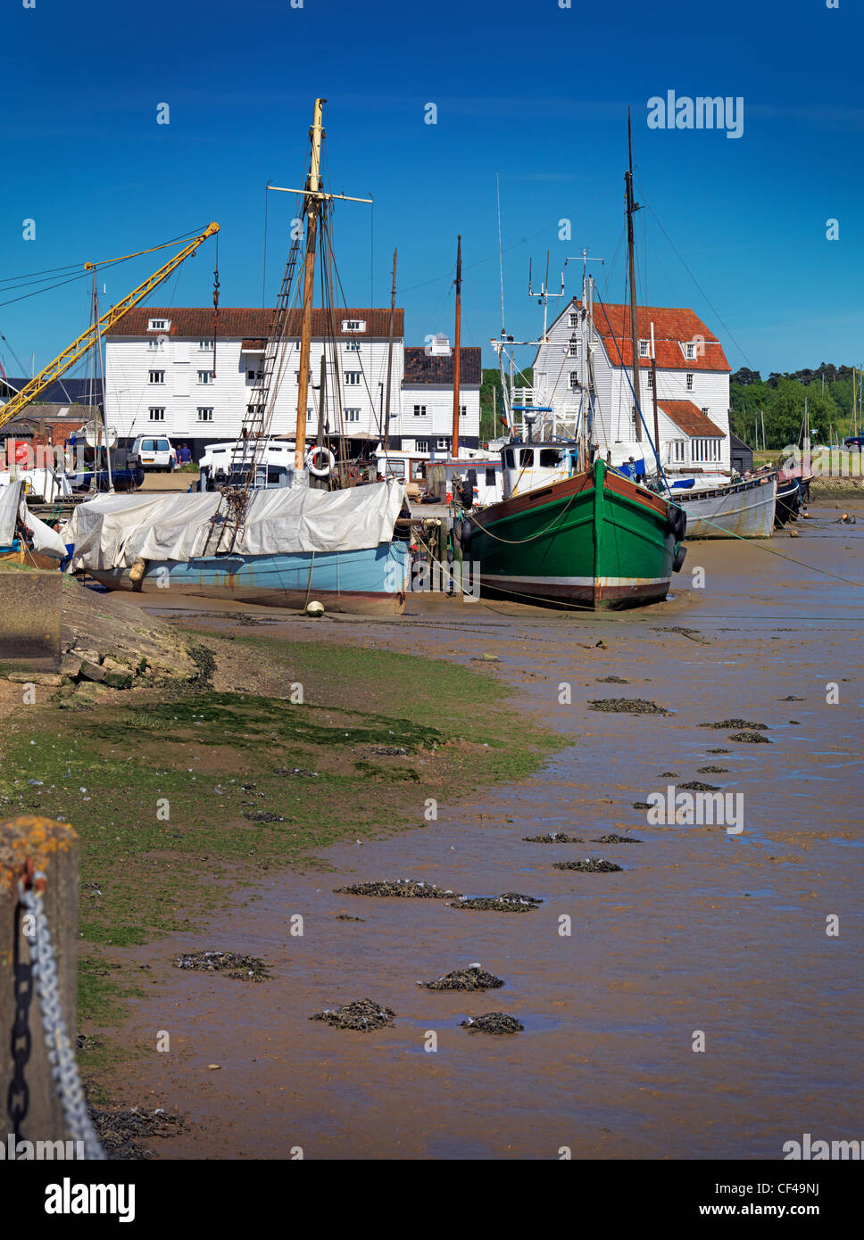 Vieux bateaux amarrés par le moulin à marée sur la rivière Deben. Banque D'Images