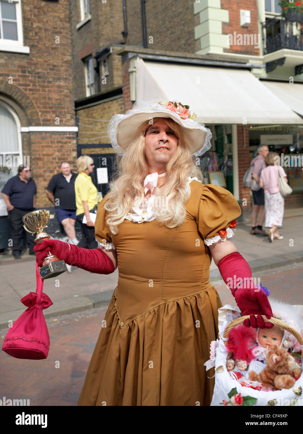 Un travesti artiste du spectacle au festival Dickens 2010. Banque D'Images