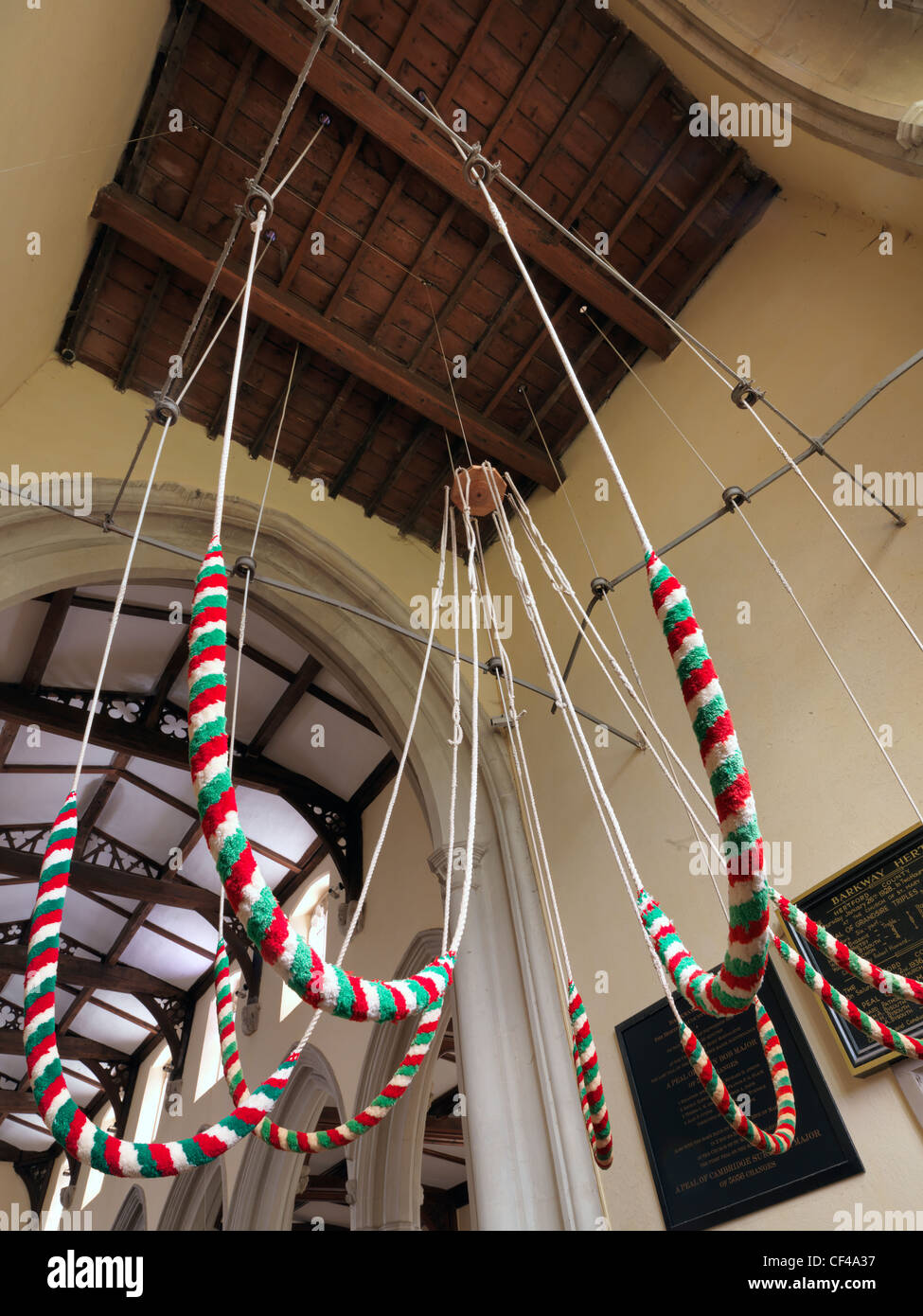 Des cordes d'un carillon de huit cloches dans la tour de Sainte Marie Madeleine Église à Barkway. Banque D'Images