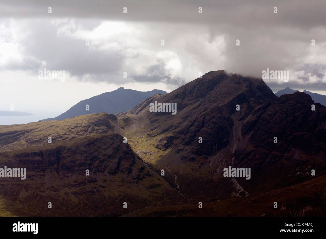 Passant au-dessus des nuages de couvaison et les Cuillin Bla bheinn de Beinn Dearg Mhor Broadford Isle of Skye Ecosse Banque D'Images