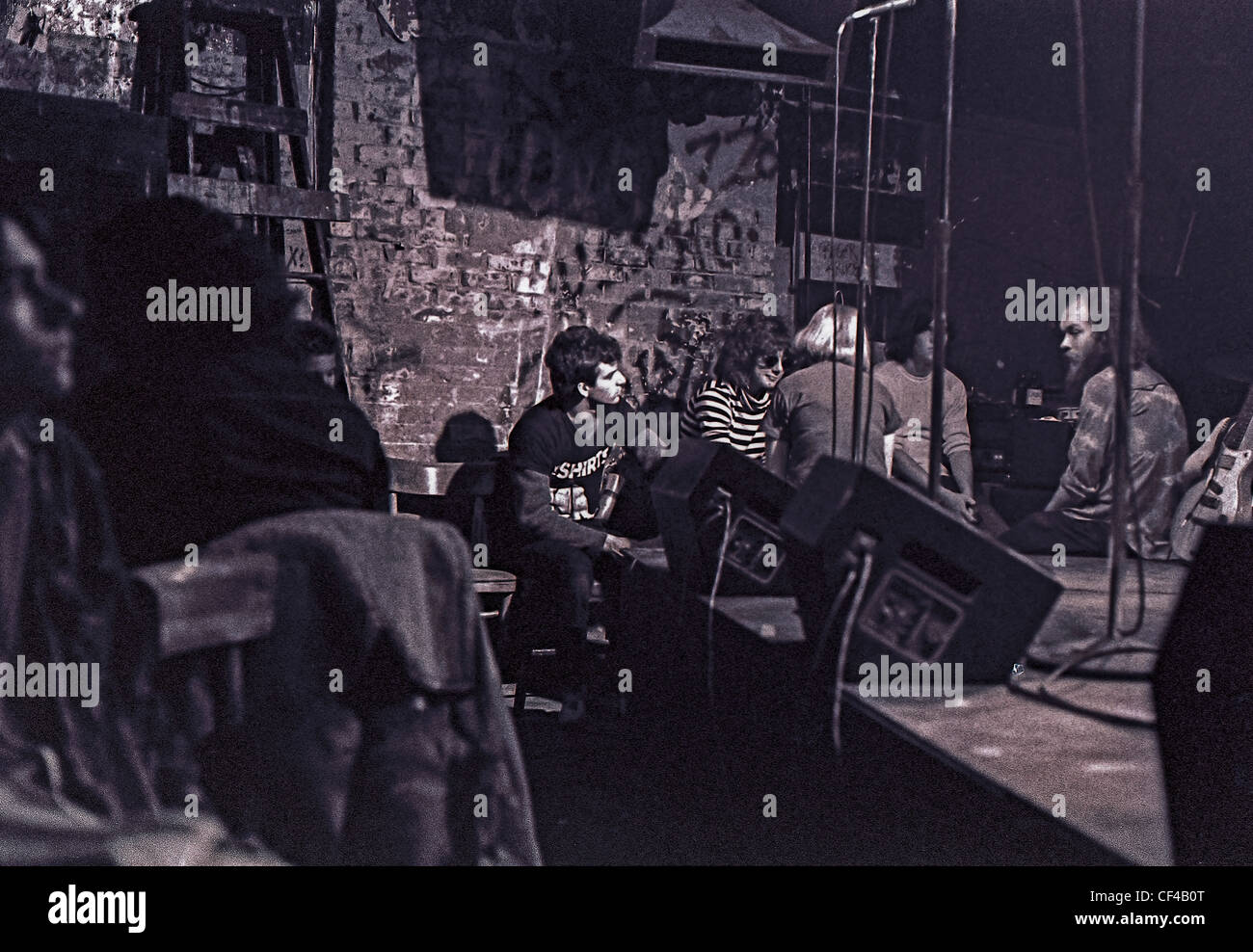 New York, NY, États-Unis - les gens traînent dans la boîte de nuit de C.B.G.B., scène intérieure, musique des années 1970, photos américaines vintage punk Banque D'Images