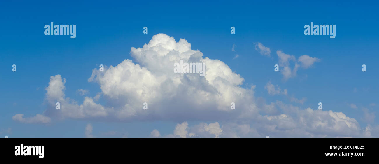 Nuage moelleux, blanc contre le ciel bleu Banque D'Images