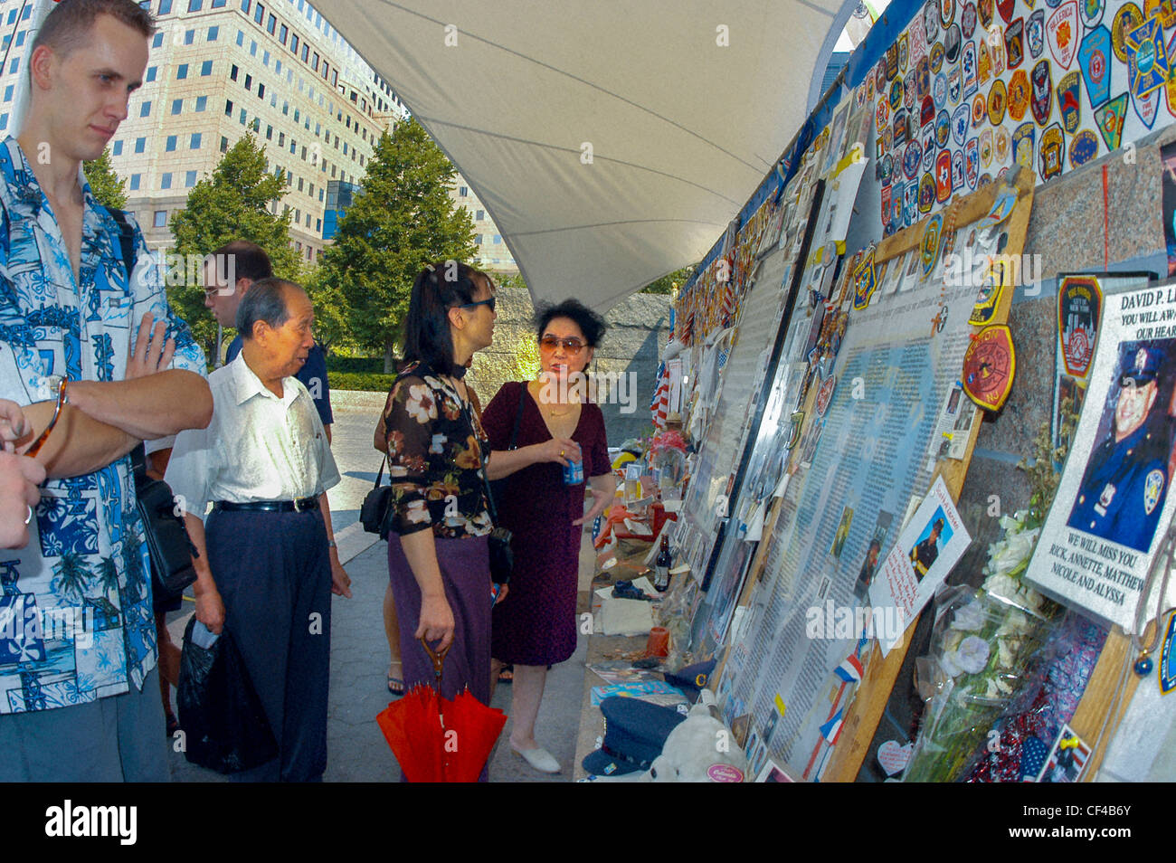 NEW YORK City, NY, Etats-Unis, les touristes qui paient le respect au Monument pour 9/11 œuvres d'art commémoratives près de Ground Zero, Battery Park City Banque D'Images