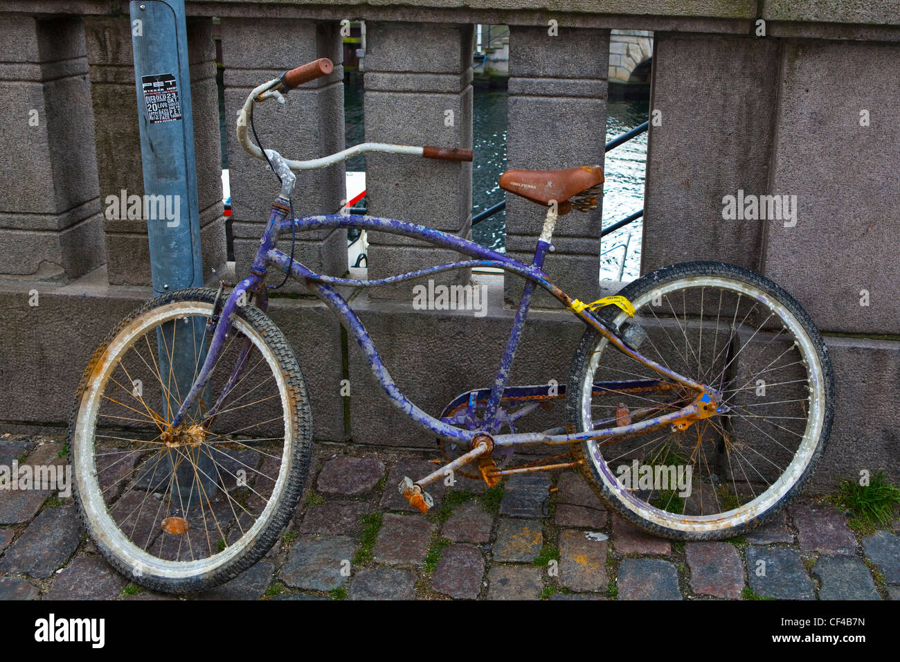 Vieux vélo dans le quartier de Christiana à Copenhague, Danemark, Scandinavie, Europe du Nord, Baltique, de l'UNION EUROPÉENNE Banque D'Images