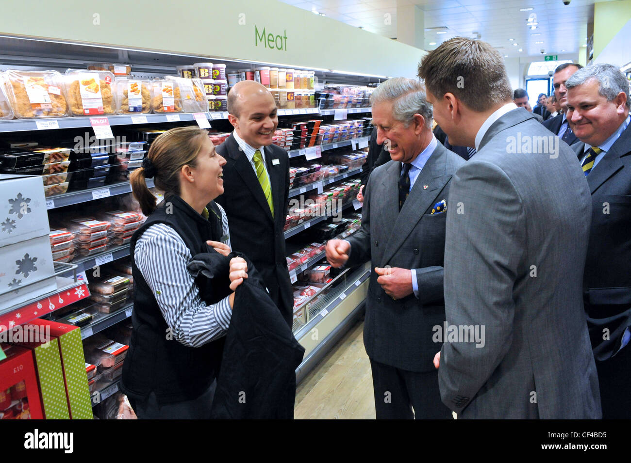 Le Prince Charles ouvre peu supermarché Waitrose en 2004/2005, Dorset UK, se réunit et parle à Waitrose personnel et fournisseurs. Banque D'Images