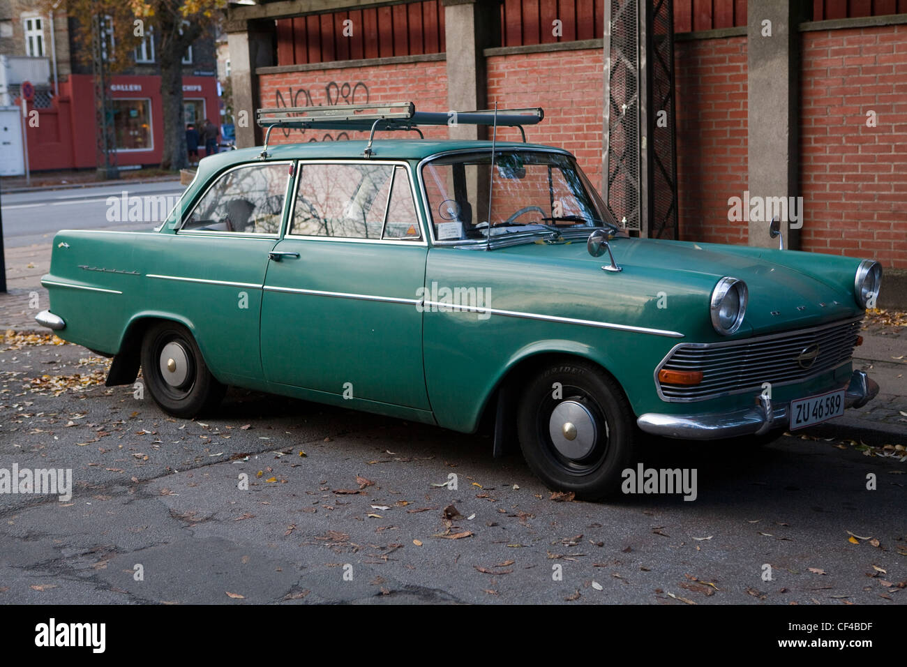 Vieille voiture dans une rue de Copenhague. Copenhague, Danemark, Europe du Nord. Banque D'Images Vieille voiture dans une rue de Copenhague. Copenhague, Danemark, Europe du Nord. Banque D'Images