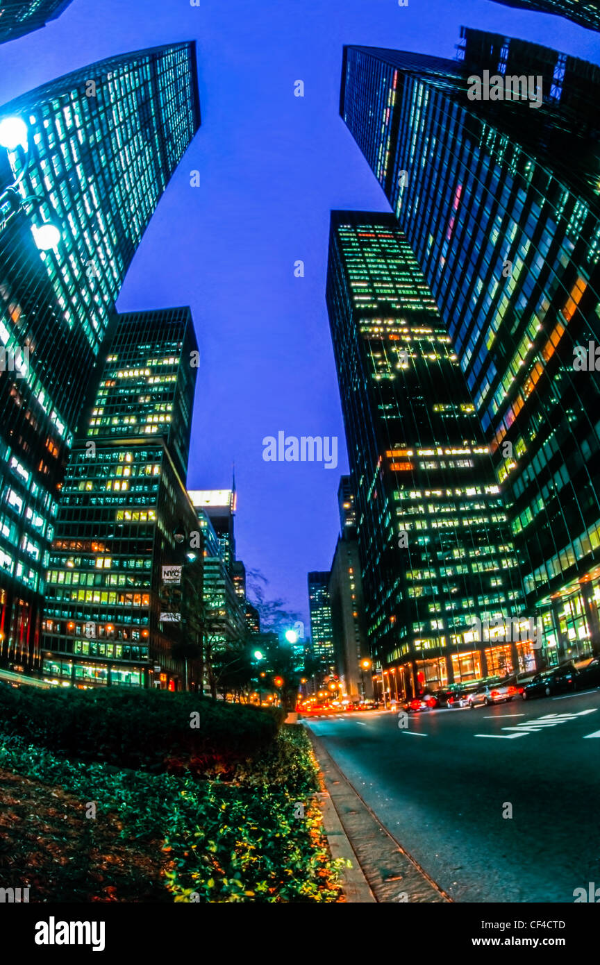 New York, NY , États-Unis - vue grand angle, angle bas, regarder vers le haut, paysage urbain, bâtiments sur Park Avenue Financial District, nuit. éclairage de nuit de bureau tard, années 1980 new york Banque D'Images