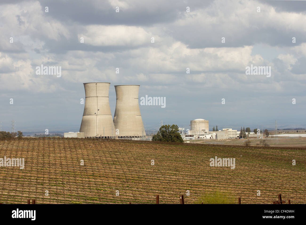 Centrale nucléaire désaffectée de Sacramento, Californie montrant des vignes dans les champs entourant les tours de refroidissement. Banque D'Images