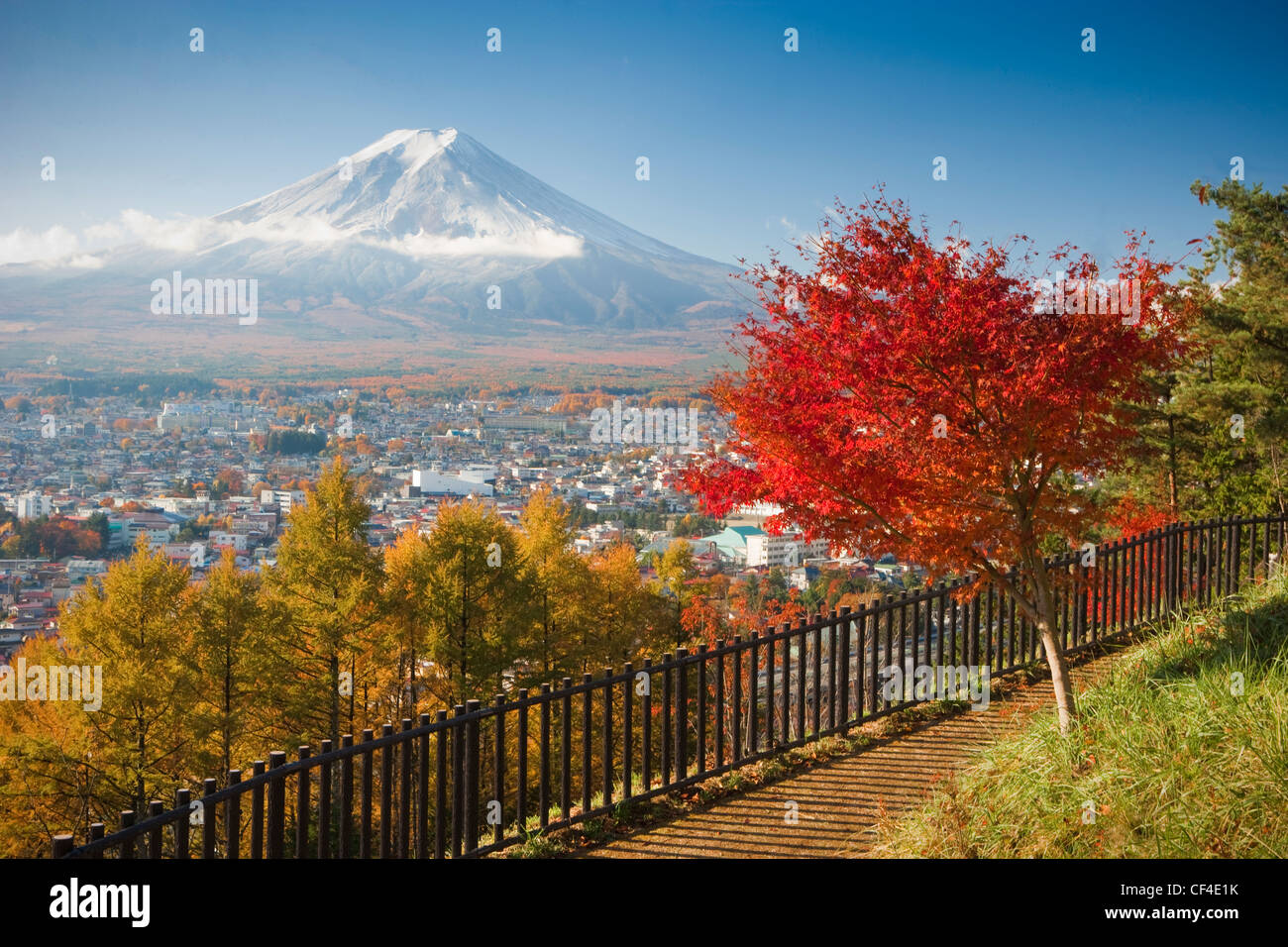 Vue du Mont Fuji et d'un parc de la ville Fujiyoshida Fujiyoshida Honshu au Japon ; Banque D'Images